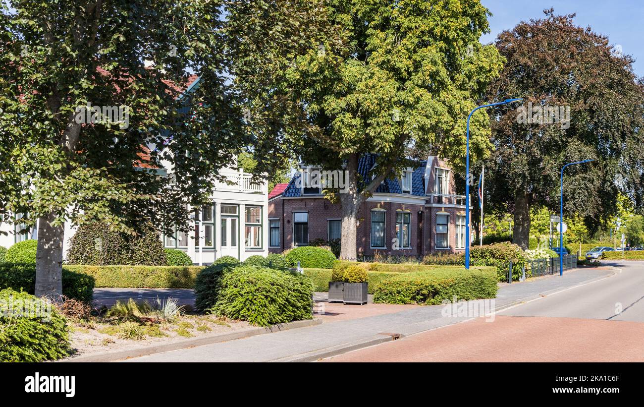 Marum, Paesi Bassi - 2 settembre 2022: Vecchie residenze nel centro di Marum nel comune di Westerkwartier nella provincia di Groningen nei Paesi Bassi Foto Stock