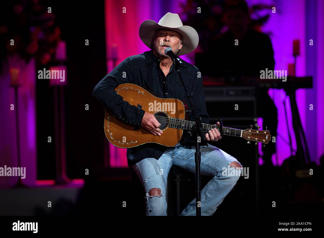 Nashville, Stati Uniti. 30th Ott 2022. Nashville, Ten. - Il musicista Alan Jackson suona durante la figlia di Coal Miner Una Celebrazione della vita e della musica di Loretta Lynn al Grand Ole Opry di Nashville, Ten. Credit: Jamie Gilliam/The Photo Access Credit: The Photo Access/Alamy Live News Foto Stock