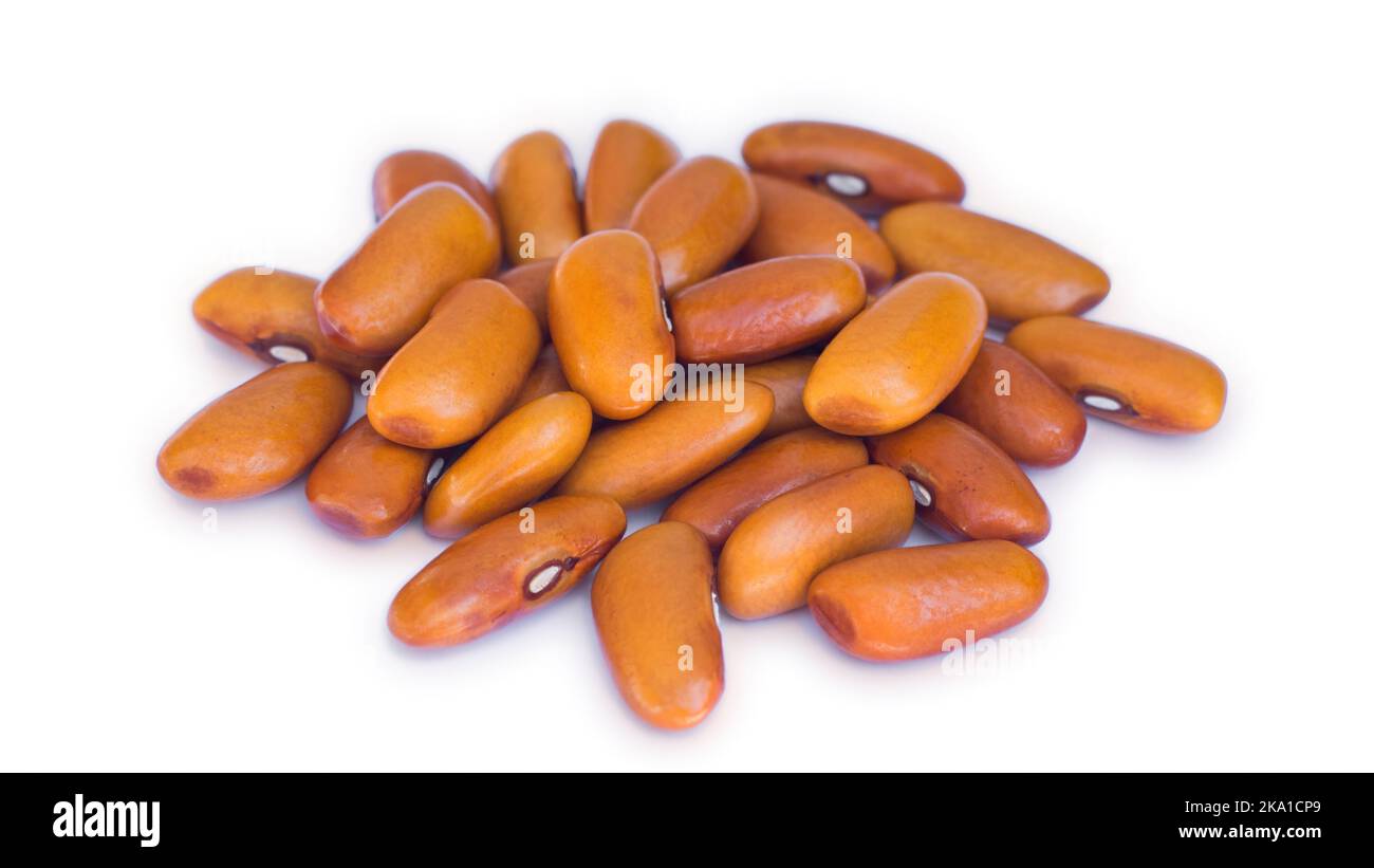 Manciata di fagioli bruni su sfondo bianco. Primo piano. Foto Stock