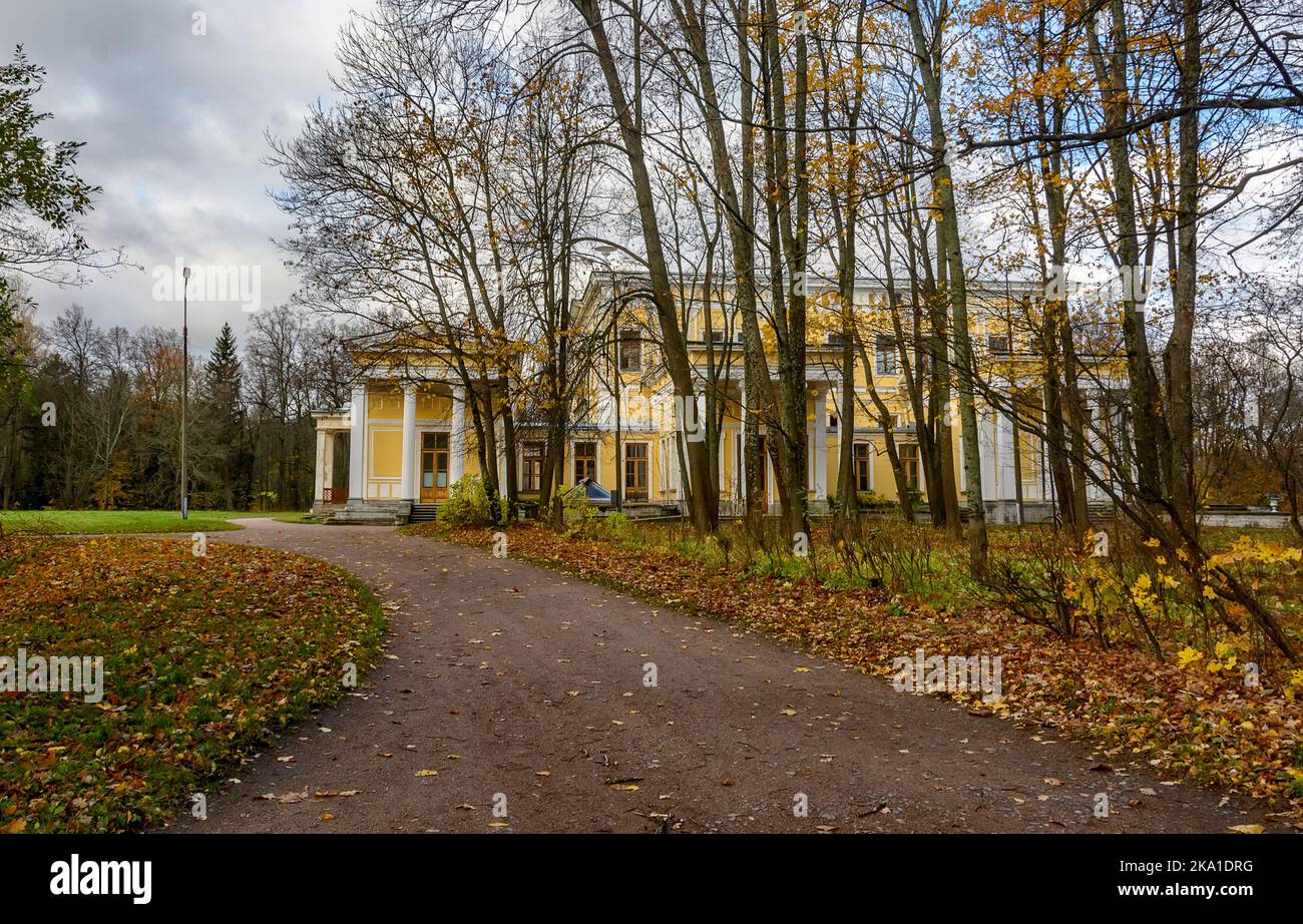 Paesaggi ed edifici nel parco storico di Sergeevka vicino Peterhof a San Pietroburgo Foto Stock