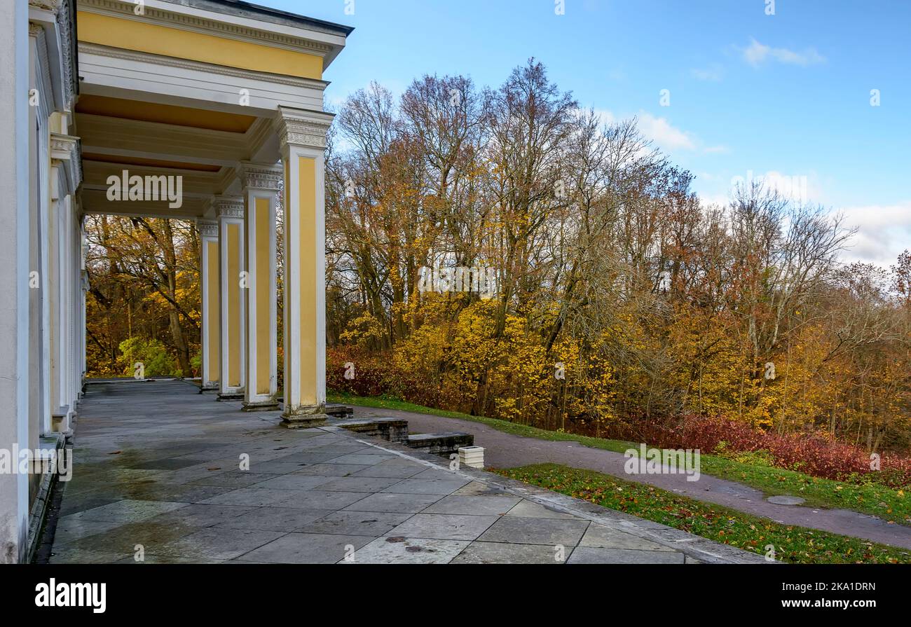 Paesaggi ed edifici nel parco storico di Sergeevka vicino Peterhof a San Pietroburgo Foto Stock