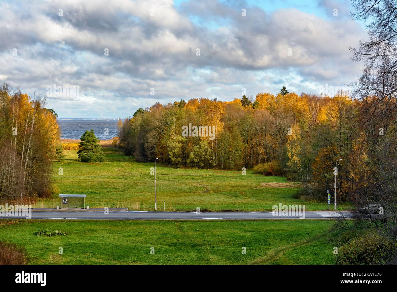 Ampio prato che si affaccia sul Golfo di Finlandia dal lato anteriore del Leuchtenbergsky Palace nel Parco Sergeevka. Foto Stock