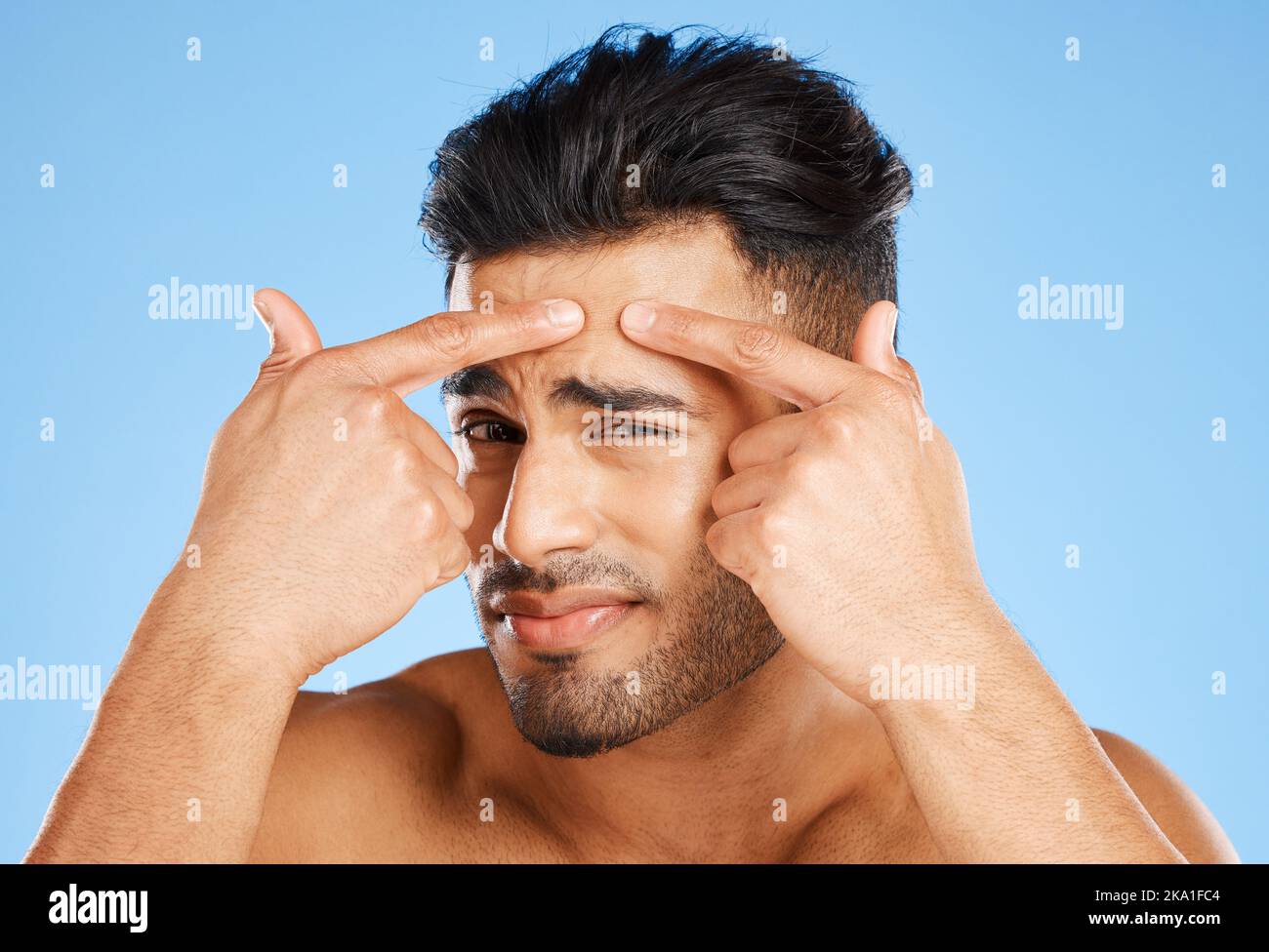 Skincare, confuso e ritratto di acne uomo con mani sul viso sensazione pimple con ansia, dubbio e stress. Modello in studio di analisi della pelle con Foto Stock