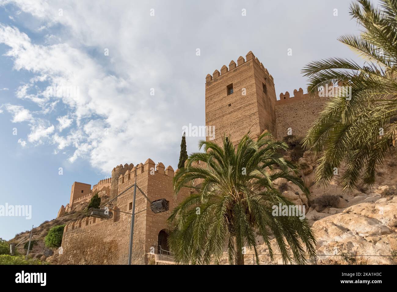 Almeria Spagna - 09 14 2021: Vista sulla facciata esterna torre fortezza presso l'Alcazaba di Almería, Alcazaba y Murallas del Cerro de San Cristóbal, per Foto Stock