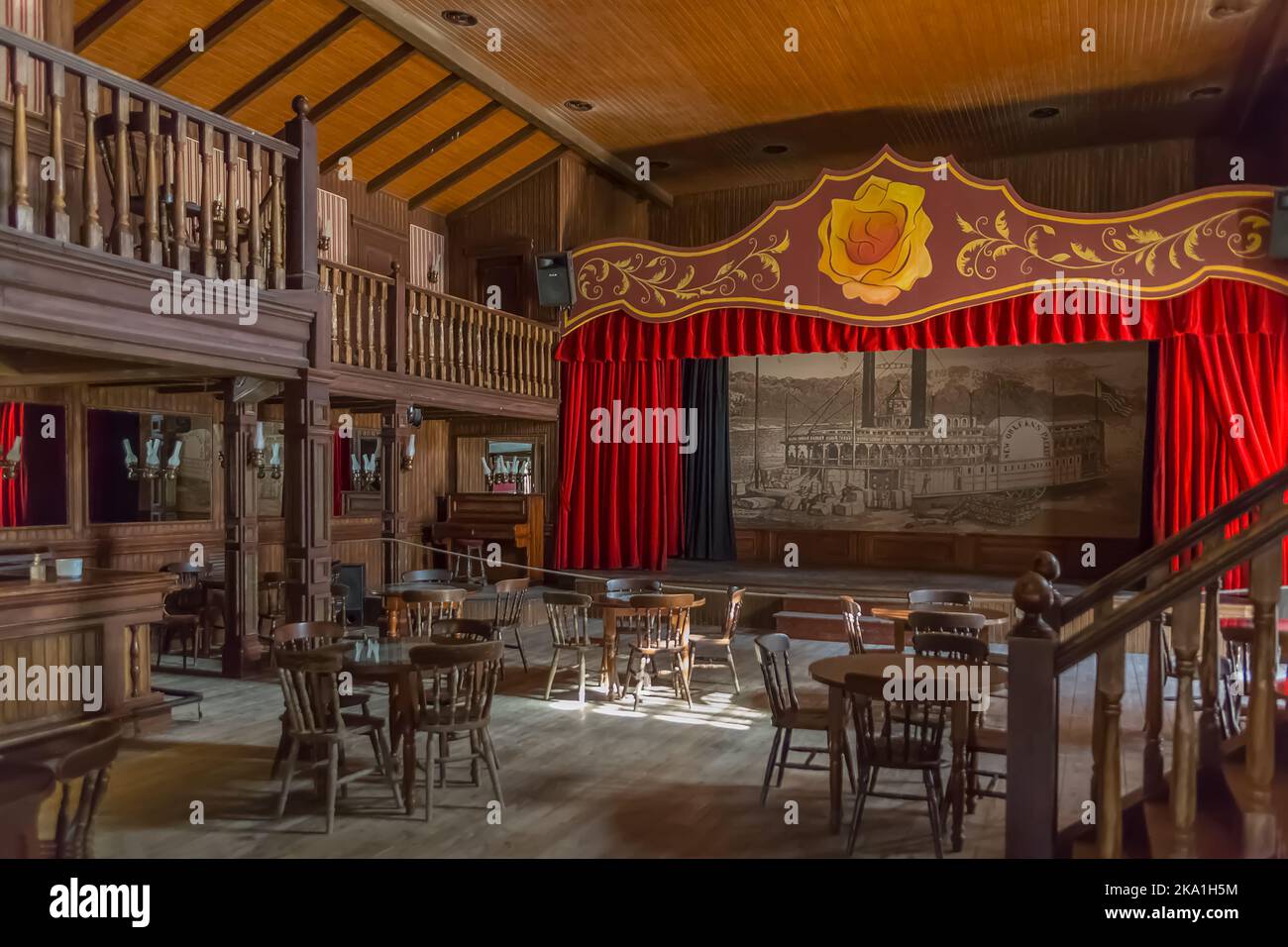 Alméria Spain - 09 15 2021: Vista dell'interno del classico bar berlina occidentale, con palco tipico per spettacoli di lattine, arredamento occidentale su Oasys - min Foto Stock