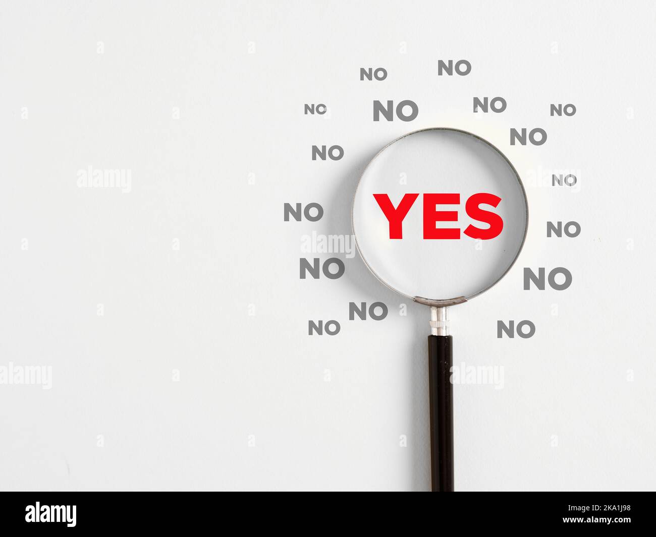 Sì o no. Scegliere la risposta positiva. La lente d'ingrandimento ingrandisce la parola sì circondata dalla parola no Foto Stock