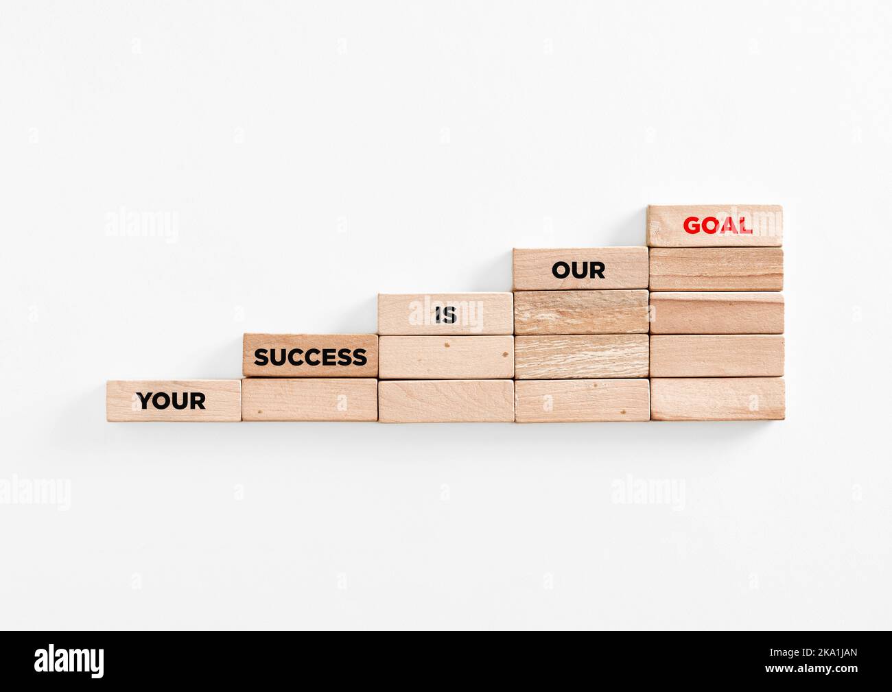 Il messaggio il vostro successo è il nostro obiettivo sulla scala in legno ascendente. Supporto professionale alle imprese, concetto di consulenza. Foto Stock