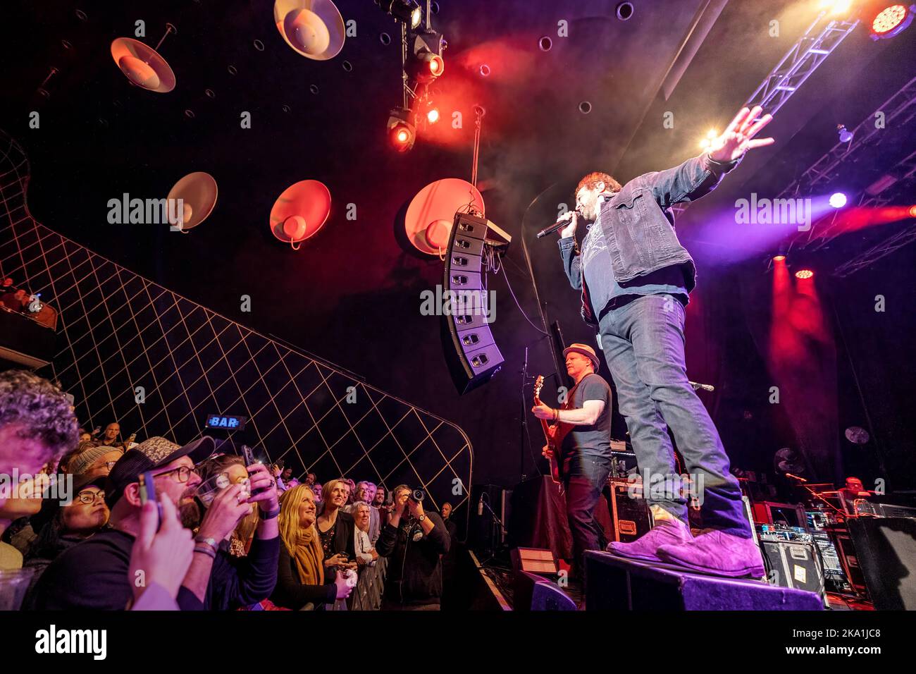 Oslo, Norvegia. 27th, ottobre 2022. La rock band americana Counting Crows suona dal vivo al Sentrum Scene di Oslo. Qui il cantante Adam Duritz è visto dal vivo sul palco. (Photo credit: Gonzales Photo - Terje Dokken). Foto Stock