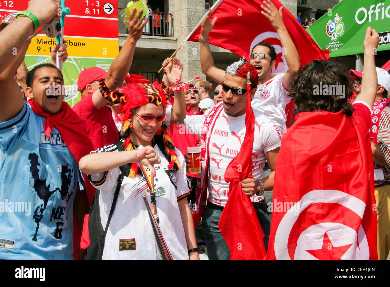 Sostenitore del calcio tedesco tra i tifosi tunisini alla Coppa del mondo di calcio 2006 a Berlino Foto Stock