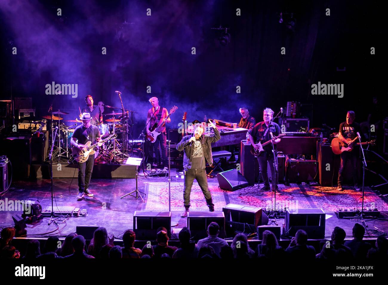Oslo, Norvegia. 27th, ottobre 2022. La rock band americana Counting Crows suona dal vivo al Sentrum Scene di Oslo. Qui il cantante Adam Duritz è visto dal vivo sul palco. (Photo credit: Gonzales Photo - Terje Dokken). Foto Stock