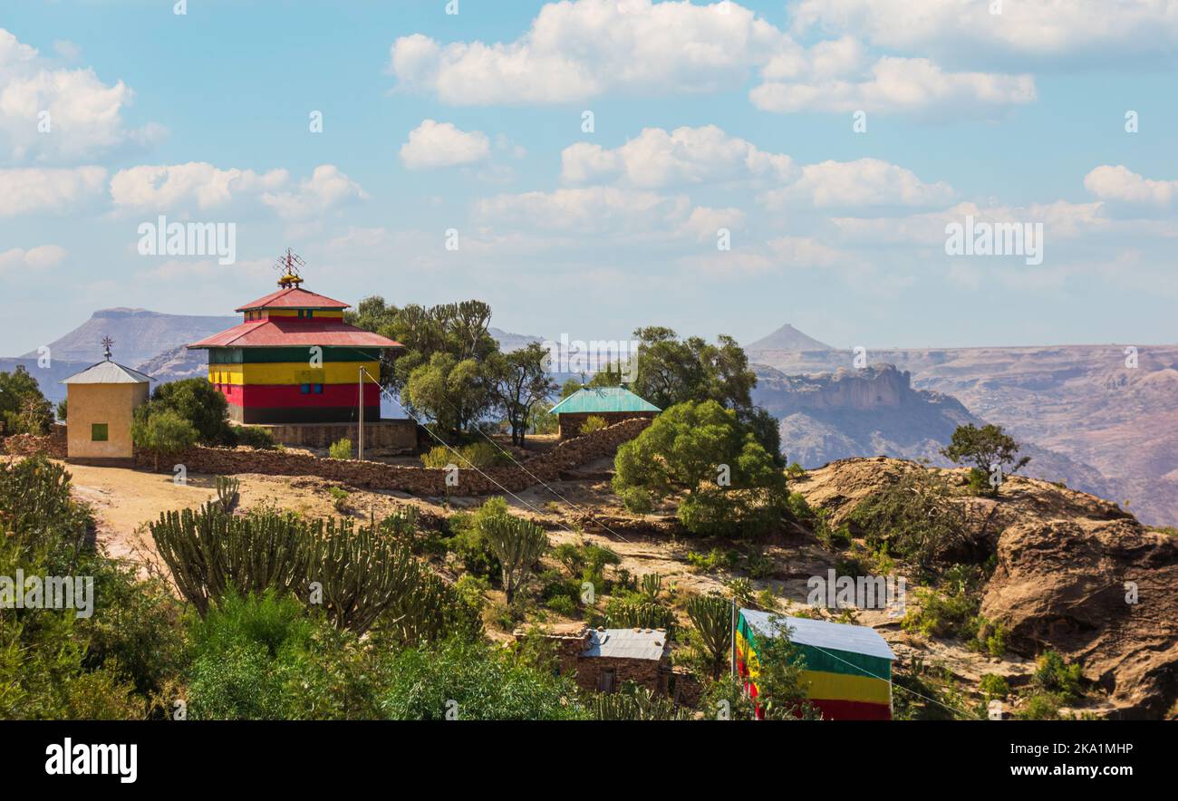 Chiesa delle donne colorate ai piedi della collina del monastero Debre Damo, Etiopia Foto Stock