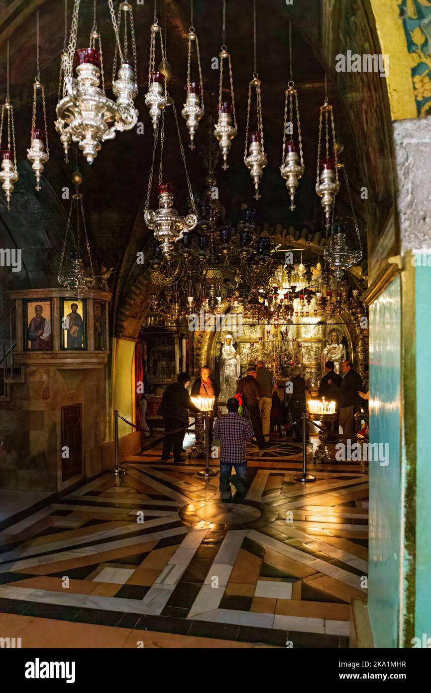 GERUSALEMME, ISRAELE - 21 SETTEMBRE 2022: Persone che pregano nel sito tradizionale del Golgota nella Chiesa del Santo Sepolcro. La chiesa è Foto Stock