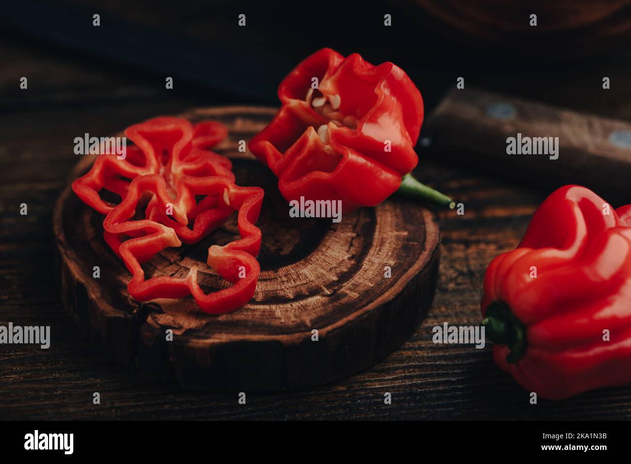 Pepe Habanero Rosso a fette su un Coaster di legno Foto Stock