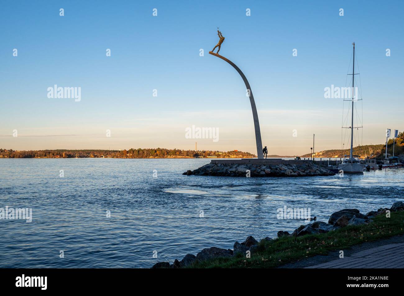 Arte pubblica a Nacka, Stoccolma. “Dio, nostro padre, sull’arcobaleno” di Carl Milles a Nacka Strand durante un tramonto autunnale. Foto Stock