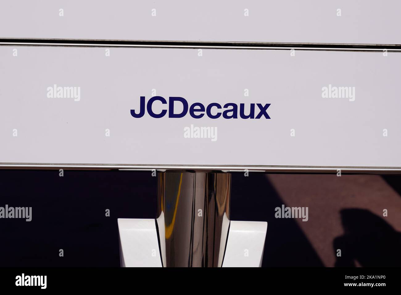 Bordeaux , Aquitaine France - 09 01 2022 : logo JCDecaux marchio e firma testo della multinazionale leader in sistemi di pubblicità bus-stop Bill Foto Stock