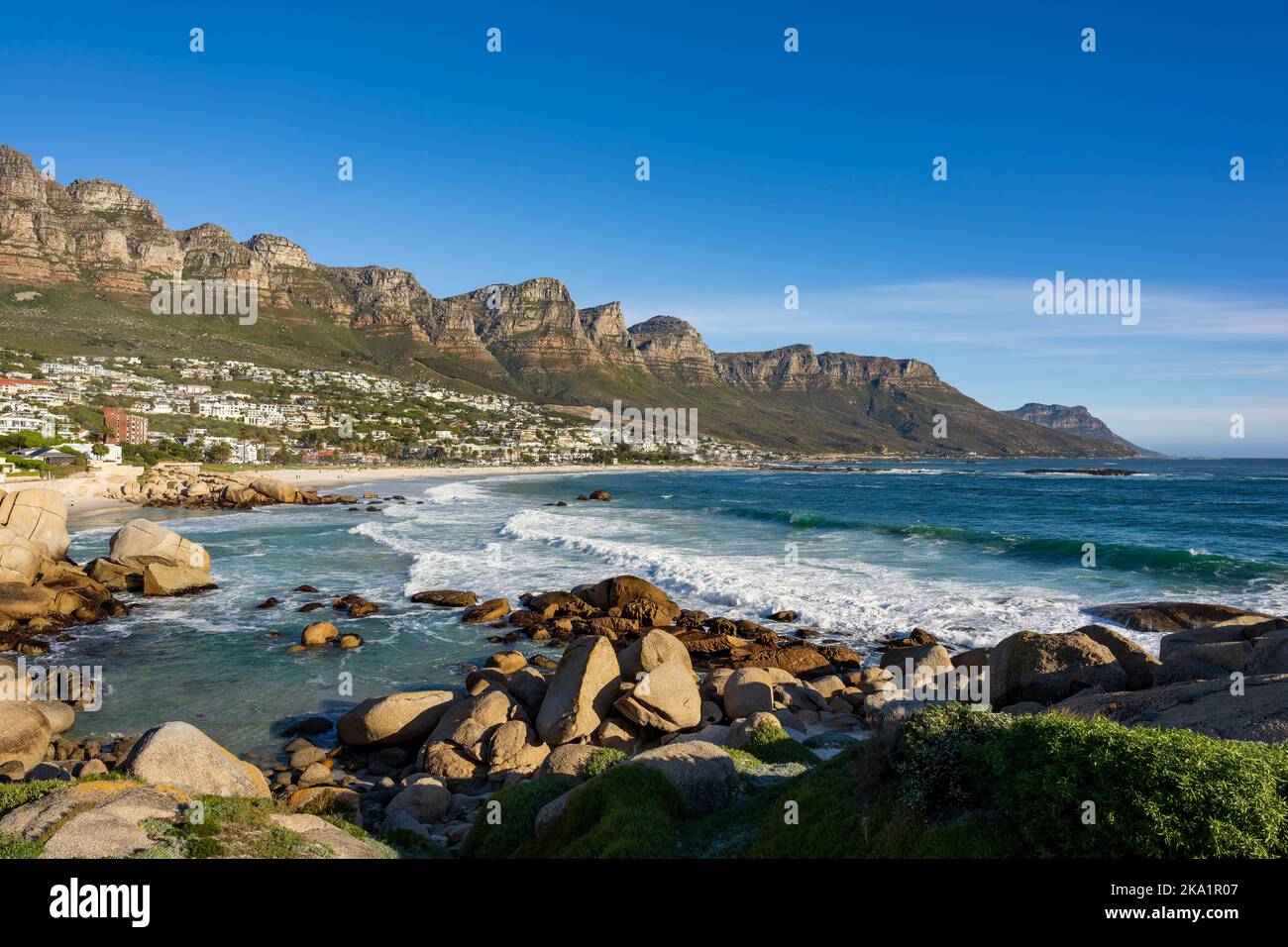 Vista della spiaggia di Camps Bay e dei dodici Apostoli da Maidens Cove. Città del Capo, Capo occidentale, Sudafrica. Foto Stock