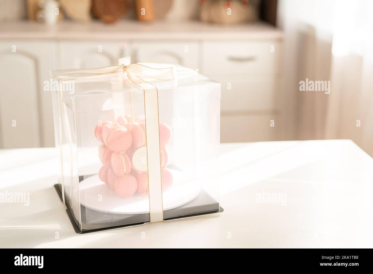 Torta di macaron rosa in scatola trasparente Foto Stock