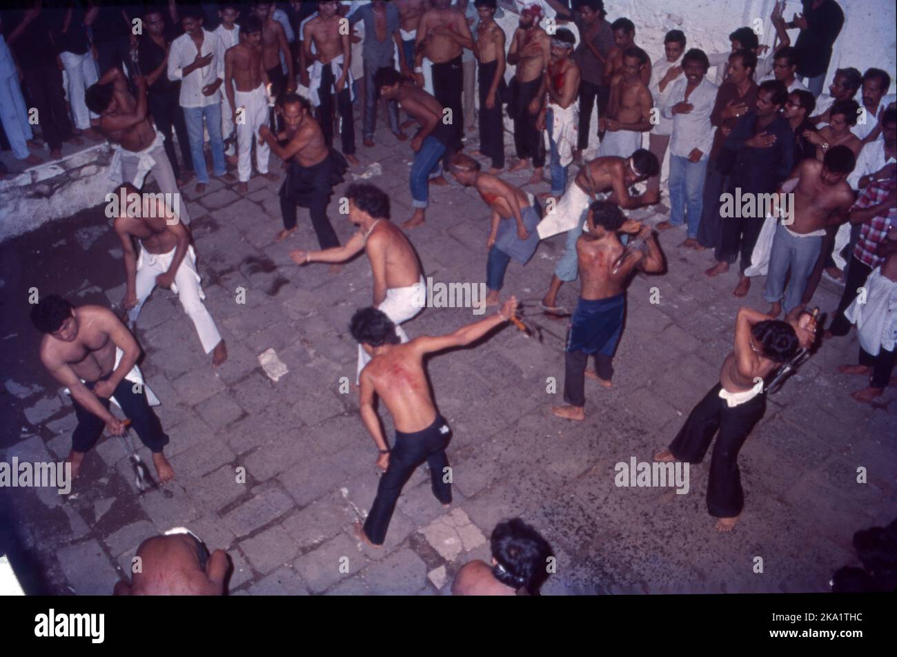 Muharram:- la vera storia dietro il lutto di Muharram è molto tragica. Il 10th° giorno di Muharram, si svolse l'agguerrita battaglia di Karbala. La battaglia fu combattuta tra un piccolo gruppo di sostenitori e parenti del nipote del Profeta Muhammad, Imam Hussain, e un militare molto più grande di Yazid i, il califfo Umayyad. Catturarono Hussain e il suo gruppo e li privarono dell'acqua e del cibo nel caldo del deserto per 3 giorni successivi. I musulmani onorano il sacrificio delle vite innocenti osservando un lutto. Foto Stock