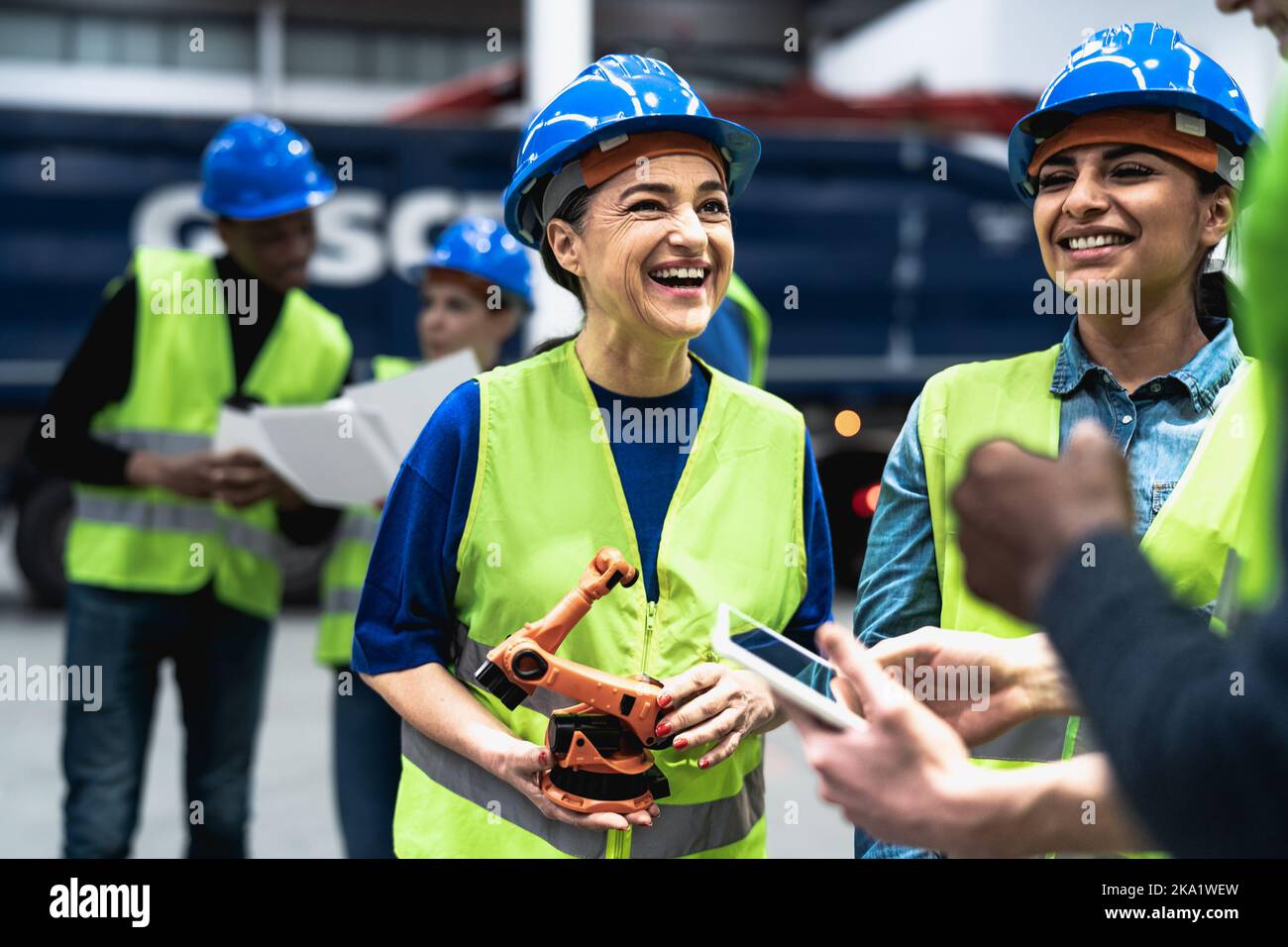 Team di ingegneri che lavorano in fabbrica robotica - concetto di industria tecnologica Foto Stock