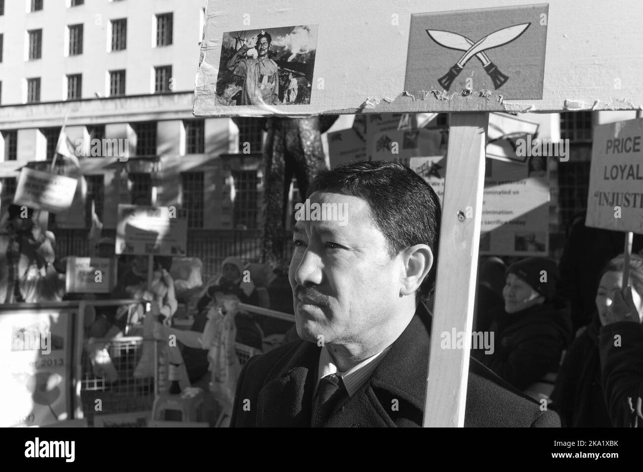 Gyanraj Rai ha proseguito lo sciopero della fame il 7th 2013 novembre per protestare contro il trattamento di Gurkhas da parte del governo britannico, Whitehall London. Foto Stock