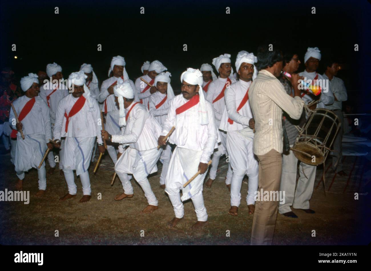 Navratri, che significa 'nove notti', è uno dei festival indù più popolari e più celebrati in molte parti dell'India. Il Gujarat, tuttavia, è l'unico stato che erutta in un festival di danza di nove notti, forse il più lungo del mondo. Ogni sera, in tutto lo stato, nei villaggi e nelle città, le persone si riuniscono in spazi aperti per celebrare la divinità femminile, chiamata Shakti. Questo è noto come ras garba & dandiya, che utilizza bastoni di legno. Ogni notte la gente fa pooja delle nove forme della dea, Durga per distruggere il Male, Lakshmi la dea di prosperità & Sarswati per saggezza ed arte Foto Stock