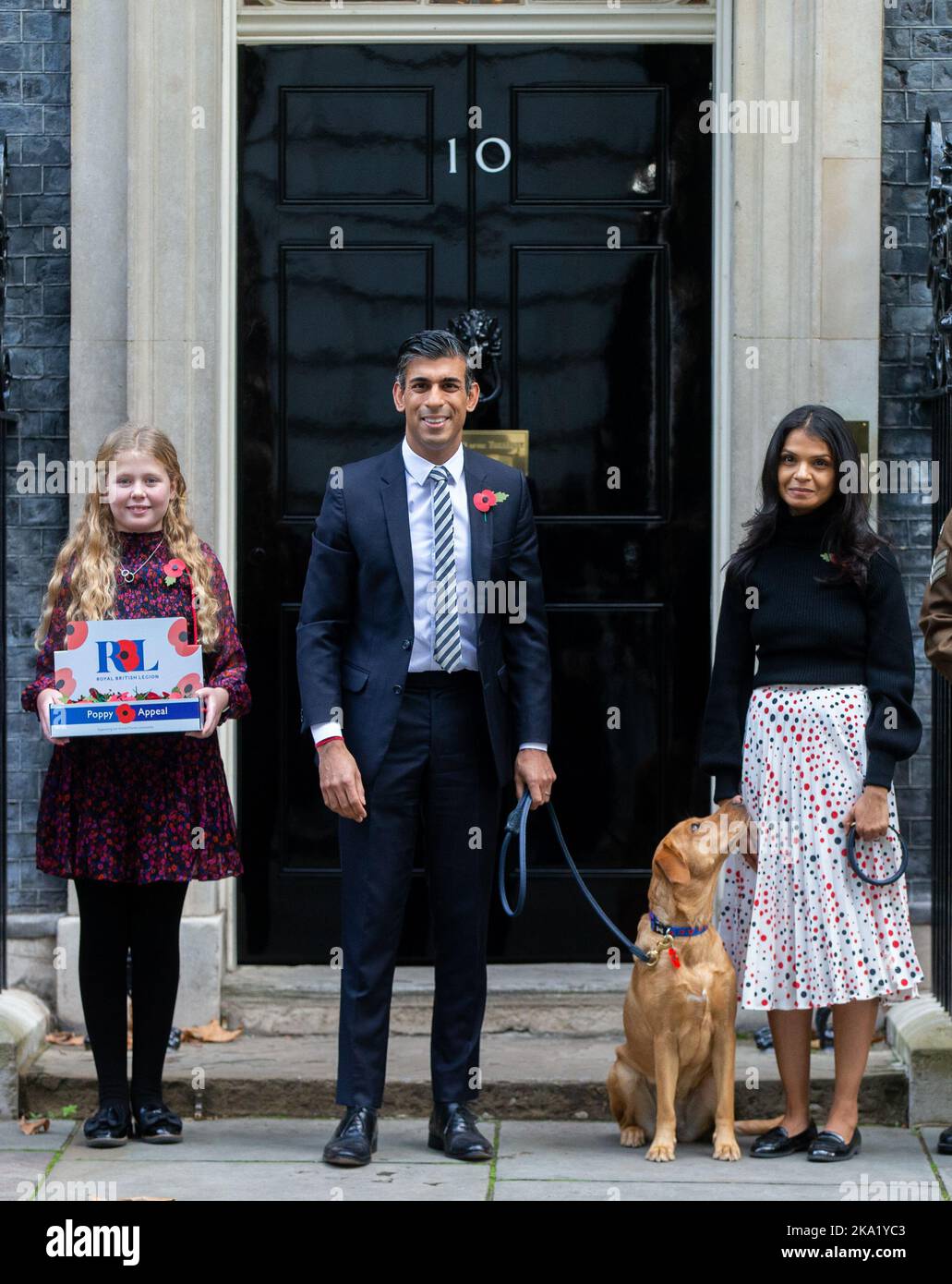 Londra, Inghilterra, Regno Unito. 31st Ott 2022. Il primo ministro britannico RISHI SUNAK e la moglie AKSHATA MURTHY con il loro cane NOVA sono visti comprare papaveri fuori 10 Downing Street. (Credit Image: © Tayfun Salci/ZUMA Press Wire) Credit: ZUMA Press, Inc./Alamy Live News Foto Stock