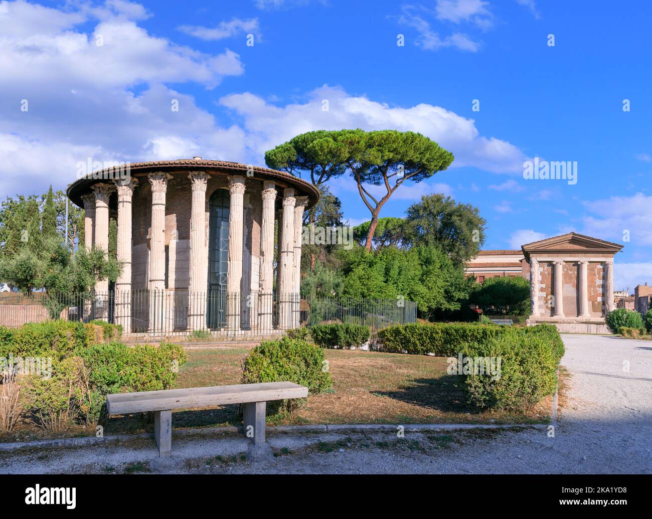 Vista urbana di Roma: Il Tempio circolare di Ercole Vittore vicino al piccolo Tempio rettangolare di Portunus nel Foro Boario, Italia. Foto Stock