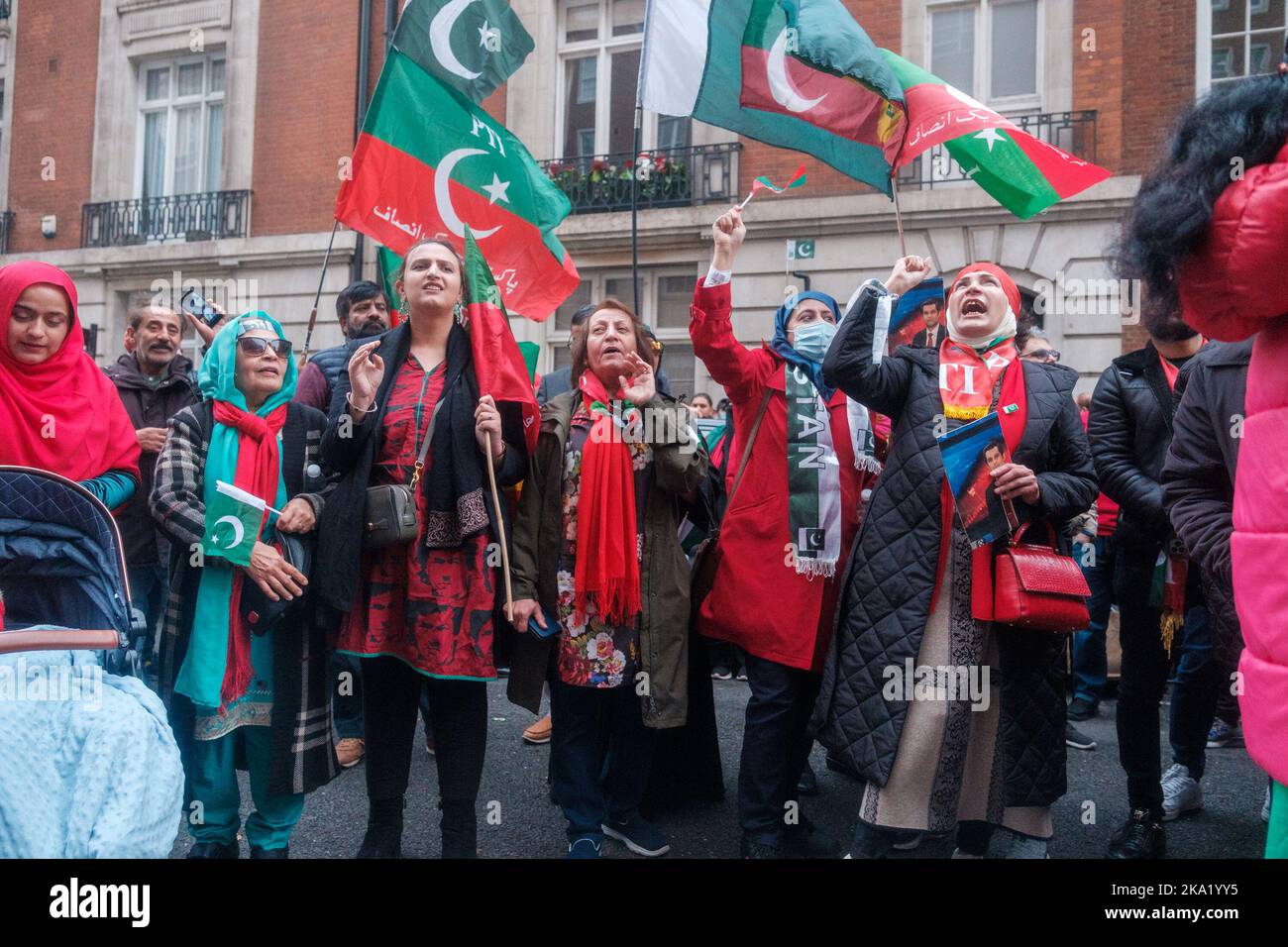 I sostenitori del Pakistan Tehreek-e-INSAF arrivano alla Avenfield House, dove risiede Nawaz Sharif, l'ex Priminster del Pakistan, per protestare contro Th Foto Stock