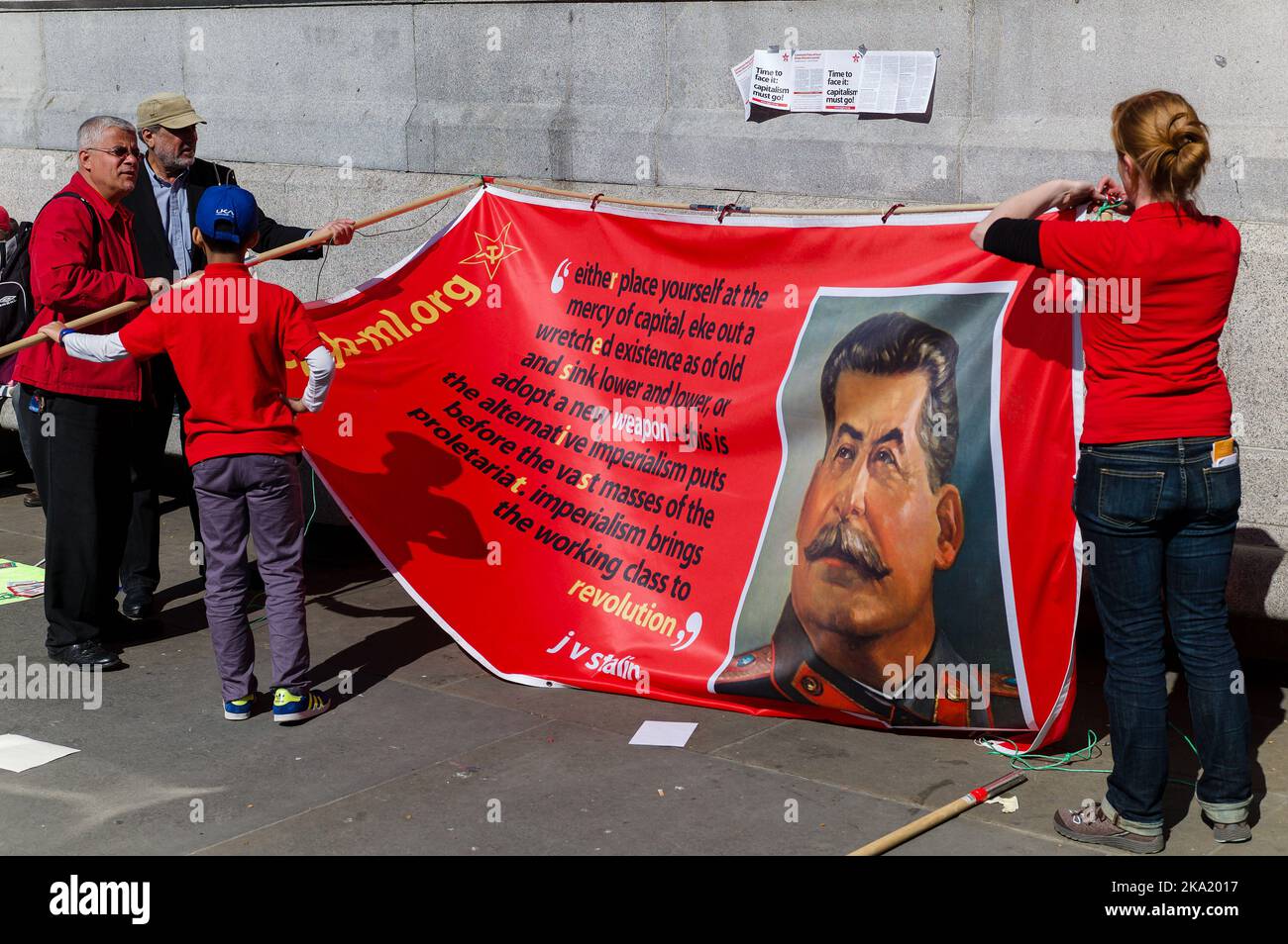 Londra, Regno Unito. 1 maggio 2013. Un gruppo di attivisti riuniscono uno striscione con Stalin, in preparazione di un raduno del giorno di maggio a Trafalgar Square a Londra. Foto Stock