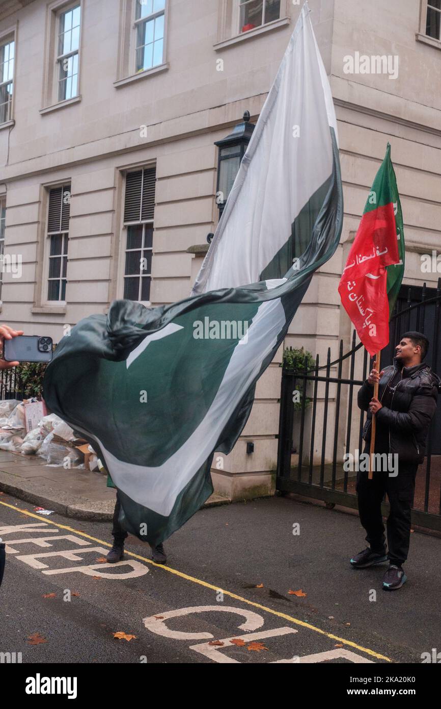 I sostenitori del Pakistan Tehreek-e-INSAF arrivano alla Avenfield House, dove risiede Nawaz Sharif, l'ex Priminster del Pakistan, per protestare contro Th Foto Stock