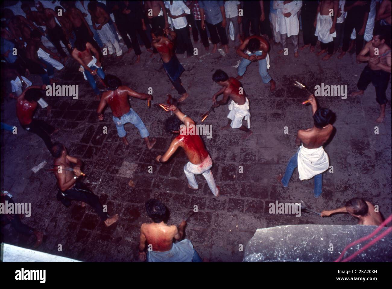 Muharram:- la vera storia dietro il lutto di Muharram è molto tragica. Il 10th° giorno di Muharram, si svolse l'agguerrita battaglia di Karbala. La battaglia fu combattuta tra un piccolo gruppo di sostenitori e parenti del nipote del Profeta Muhammad, Imam Hussain, e un militare molto più grande di Yazid i, il califfo Umayyad. Catturarono Hussain e il suo gruppo e li privarono dell'acqua e del cibo nel caldo del deserto per 3 giorni successivi. I musulmani onorano il sacrificio delle vite innocenti osservando un lutto. Foto Stock