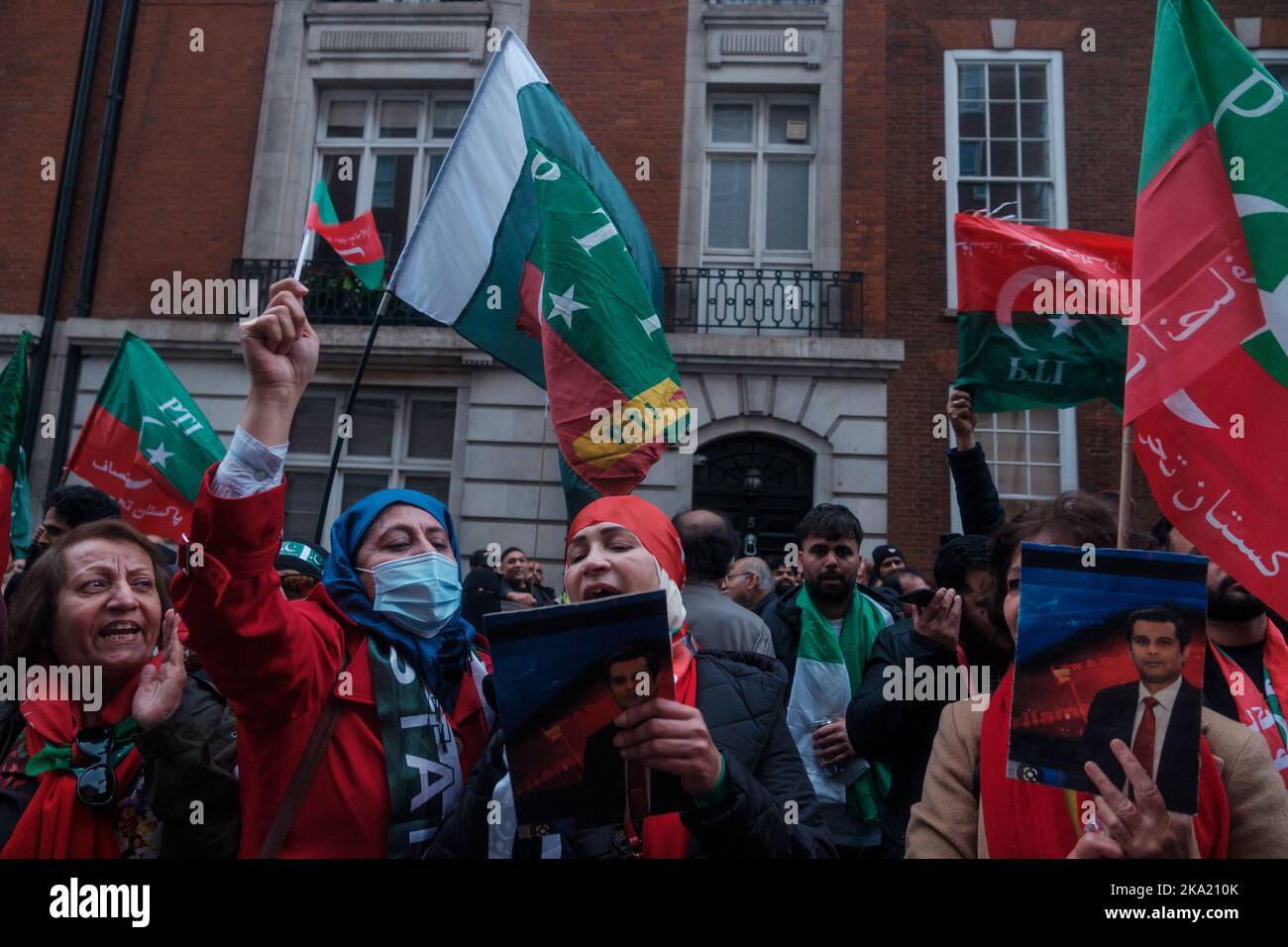 I sostenitori del Pakistan Tehreek-e-INSAF arrivano alla Avenfield House, dove risiede Nawaz Sharif, l'ex Priminster del Pakistan, per protestare contro Th Foto Stock