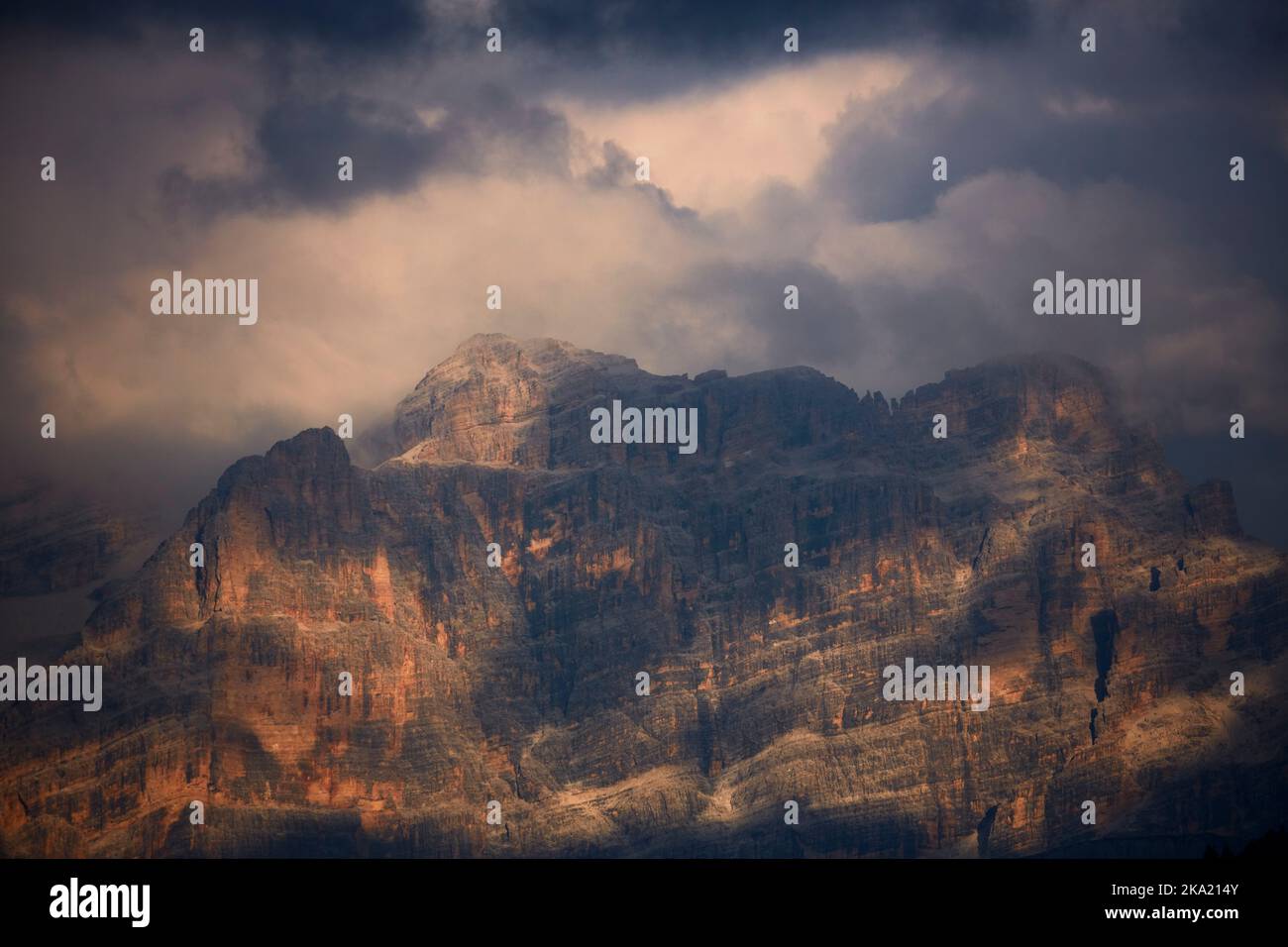 Dolomiti catena montuosa con cielo suggestivo Foto Stock