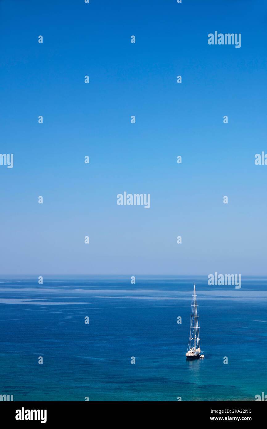 Barca a vela all'ancora nel mar egeo Foto Stock