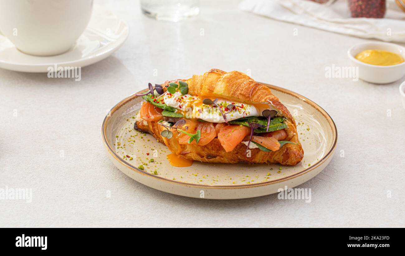 Porzione di panino con croissant al salmone Foto Stock