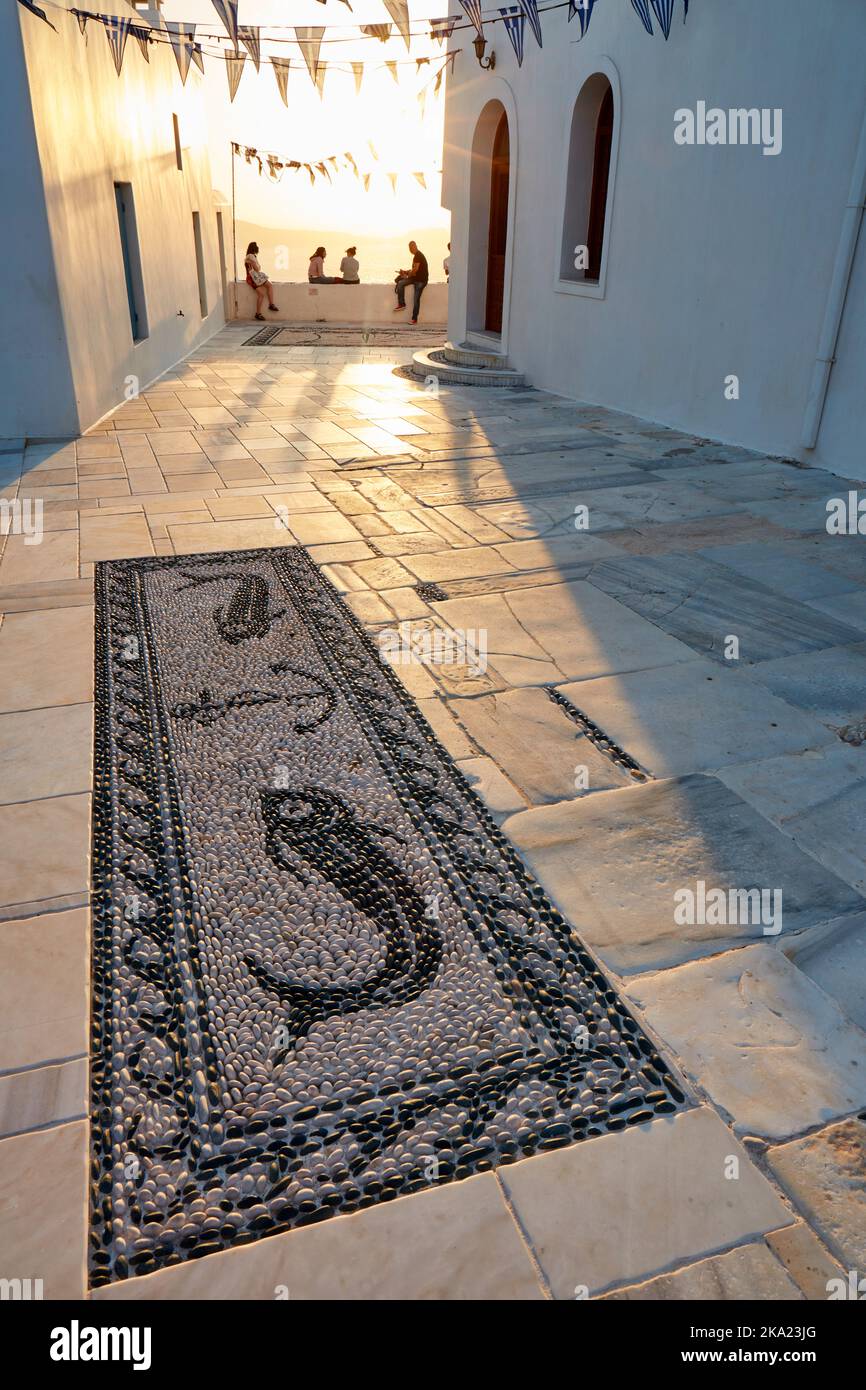 Mosaico di ciottoli su pavimento quadrato della chiesa Foto Stock