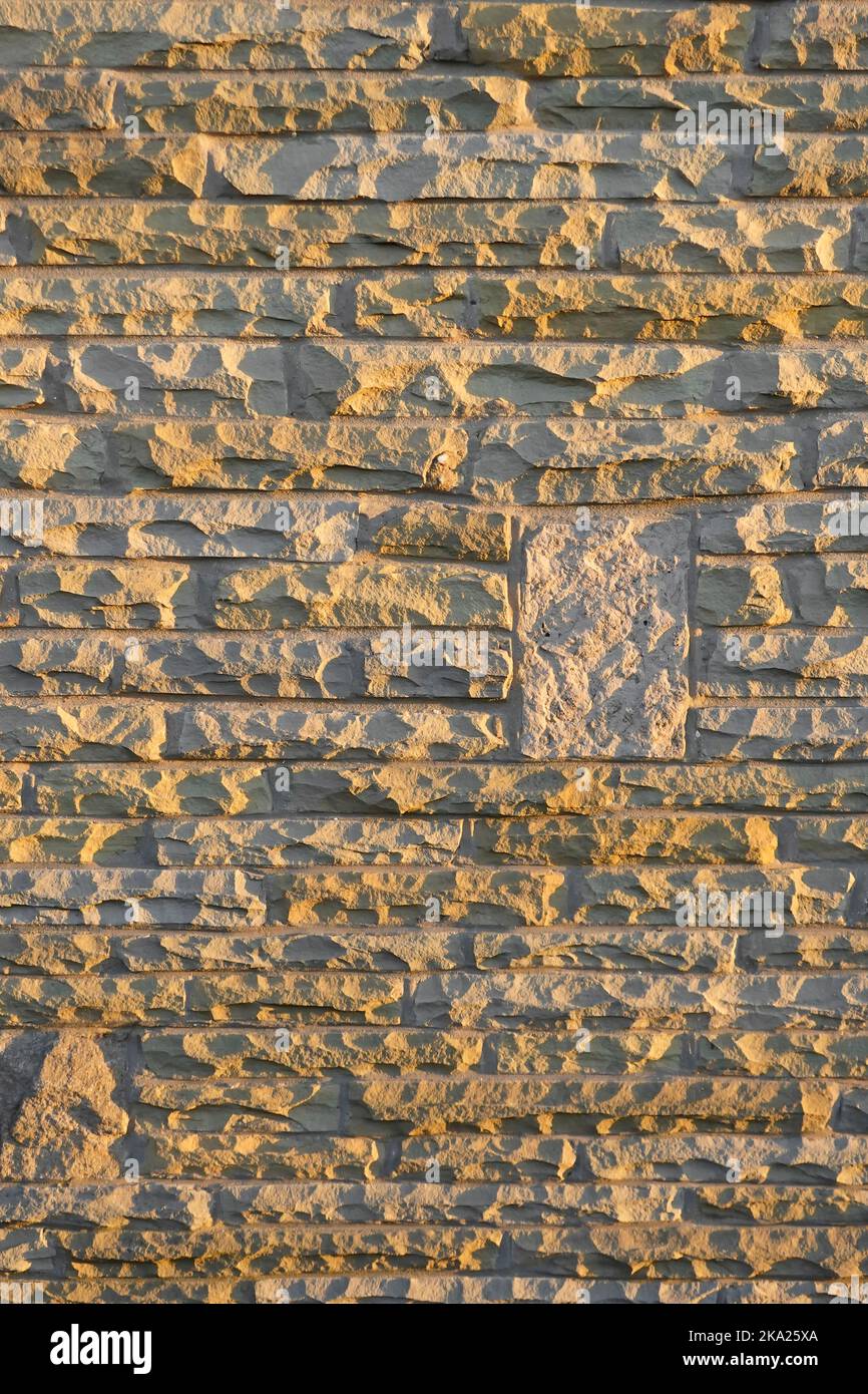 Sole su blocchi di pietra naturale di York tagliato e vestito da ridondante lastre di pavimentazione londinese riutilizzati in pelle esterna di casa cavità muro Essex Inghilterra UK Foto Stock