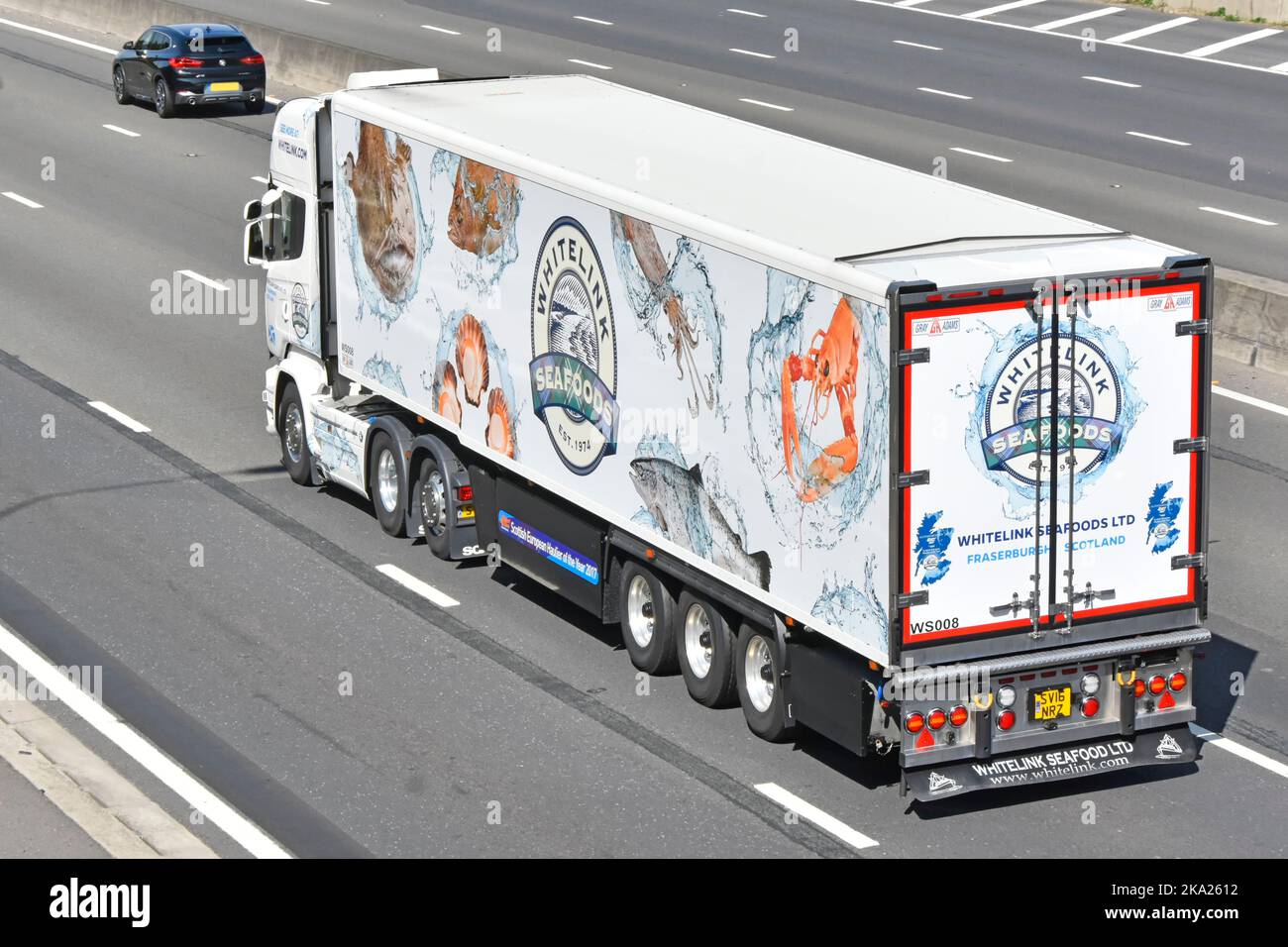White Scania hgv autocarro rimorchio operato da Whitelink Sea Foods Ltd un Fish & Seafood famiglia business a Fraserburgh Scozia guida autostrada del Regno Unito Foto Stock