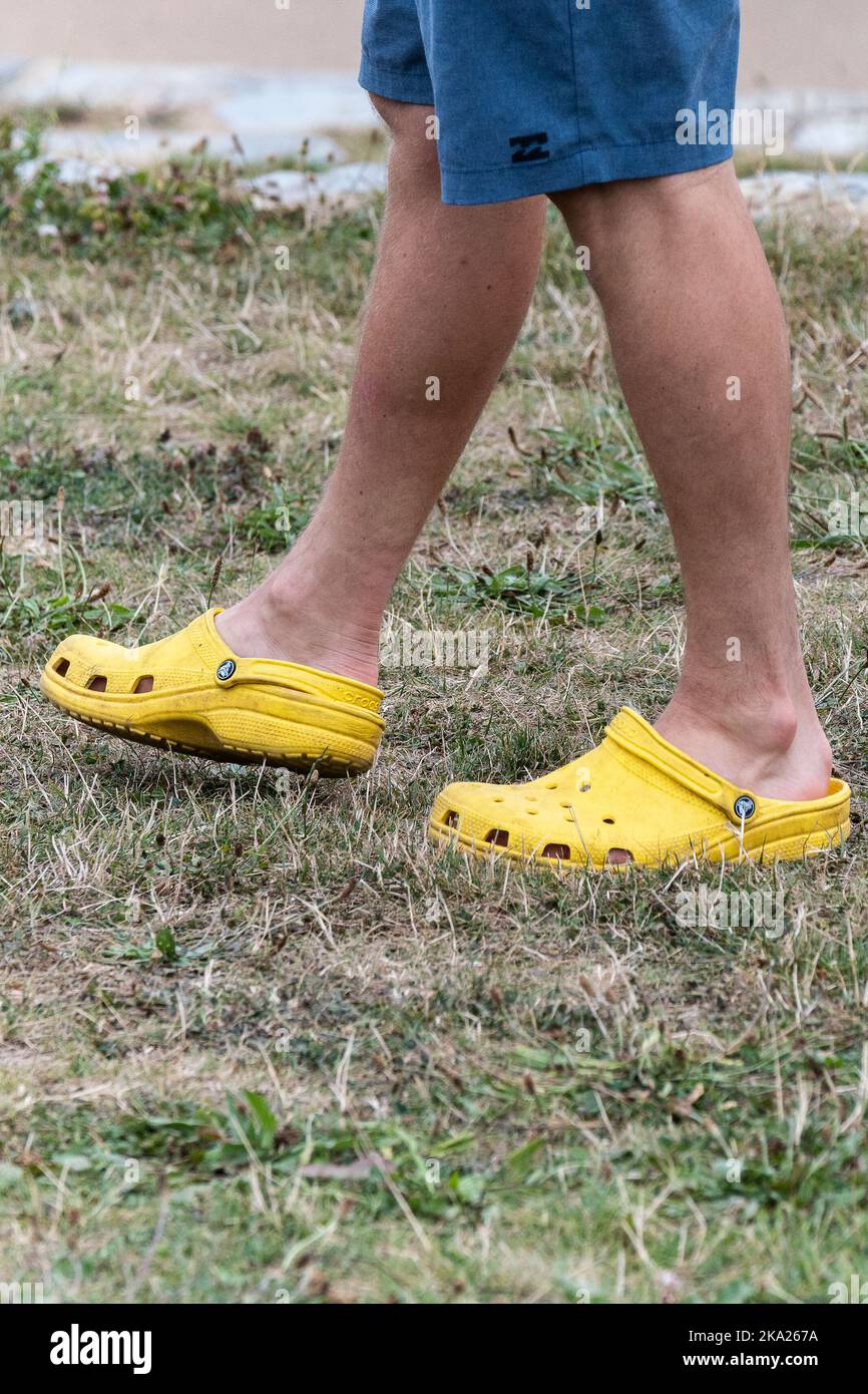 Wearing crocs immagini e fotografie stock ad alta risoluzione - Alamy