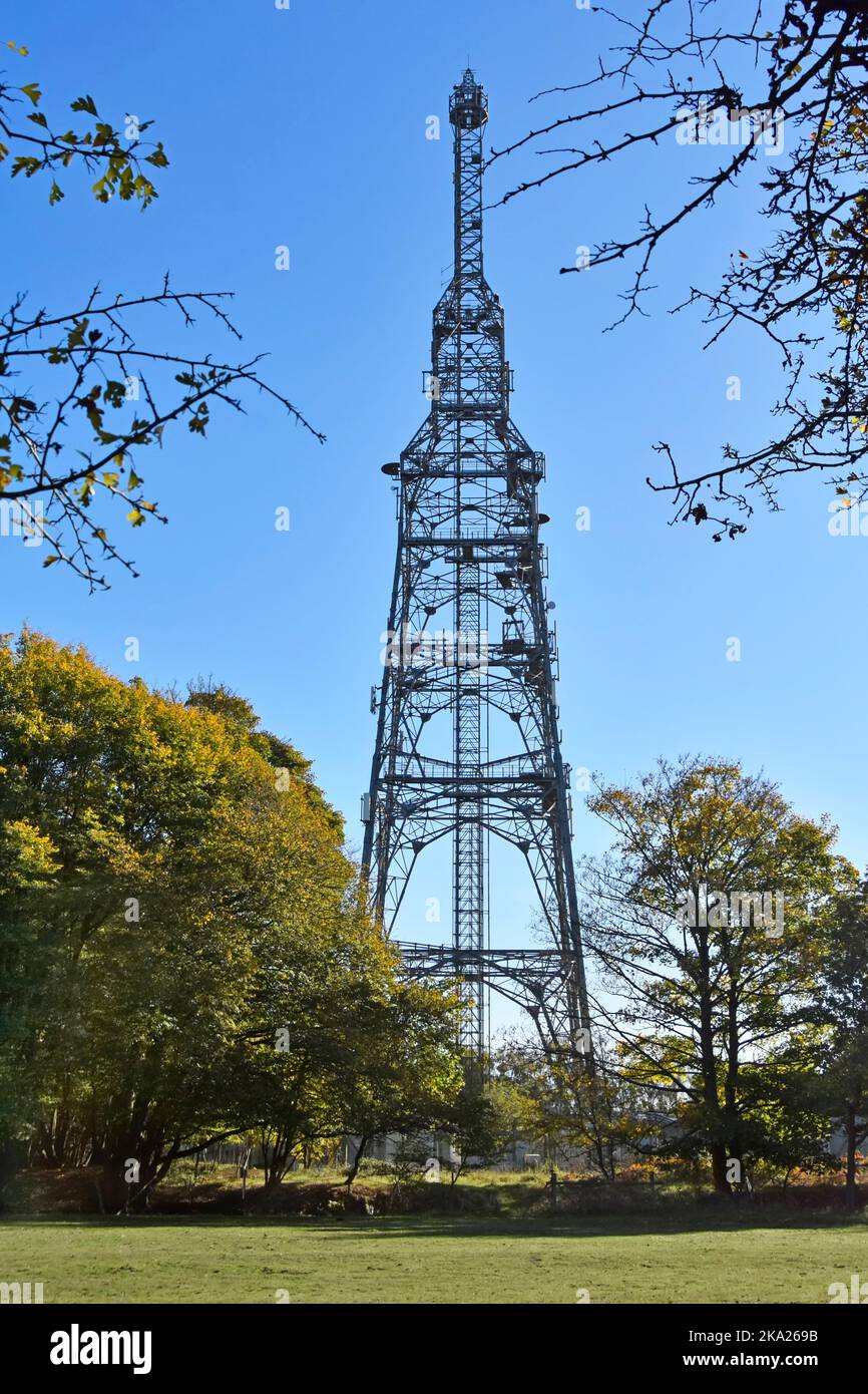 Asta radio British Telecom con antenne e antenne satellitari assortite per telecomunicazioni con attrezzature associate edifici in località rurale Essex UK Foto Stock