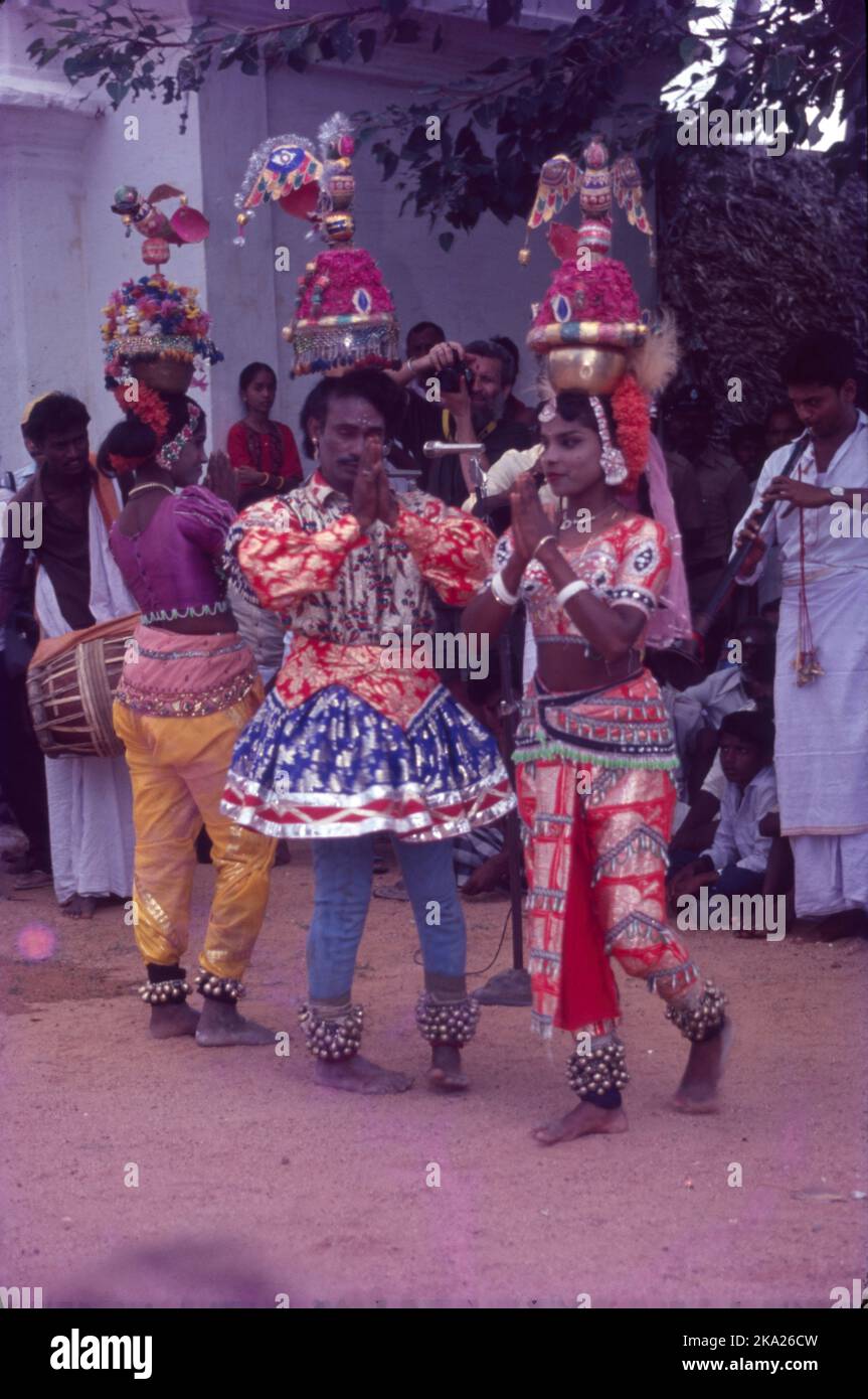 Pongal - viene il 14th gennaio, ed è celebrato per il 4days, è fondamentalmente una festa del raccolto, come questo festival è celebrato per ringraziare Sun Dio, Signore Indra per aver aiutato gli agricoltori a ottenere raccolti migliori resa. Pongal è un festival agricolo che porta entusiasmo per la gente del Tamil Nadu, parte di Andhra Pradesh, e Telangana, la parola Pongal in Tamil significa traboccante. Foto Stock