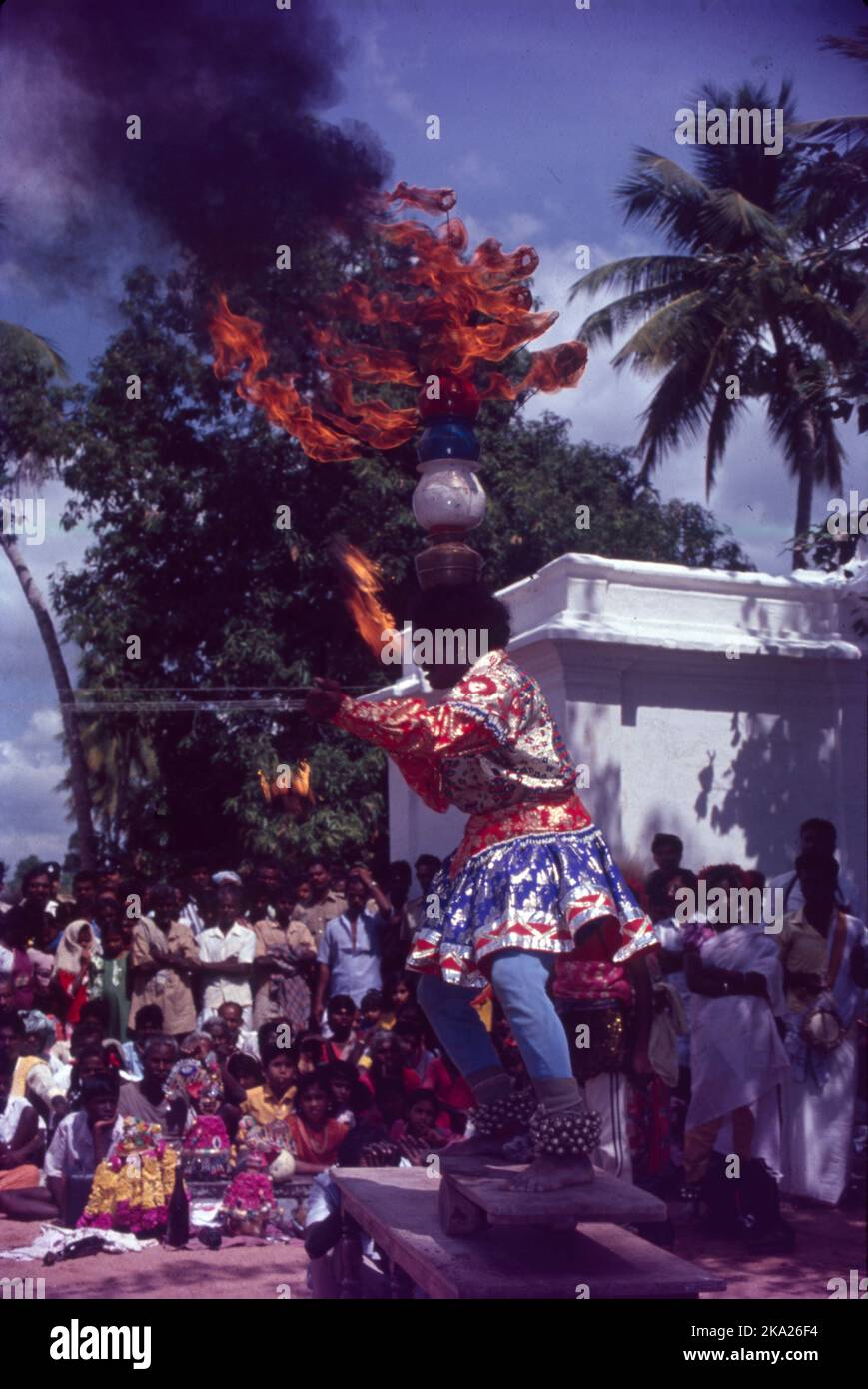 Pongal - viene il 14th gennaio, ed è celebrato per il 4days, è fondamentalmente una festa del raccolto, come questo festival è celebrato per ringraziare Sun Dio, Signore Indra per aver aiutato gli agricoltori a ottenere raccolti migliori resa. Pongal è un festival agricolo che porta entusiasmo per la gente del Tamil Nadu, parte di Andhra Pradesh, e Telangana, la parola Pongal in Tamil significa traboccante. Foto Stock