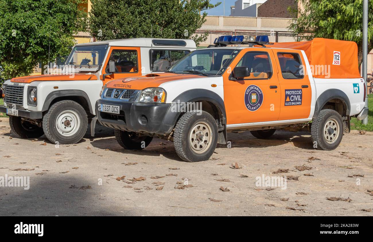 Felanitx, Spagna; ottobre 23 2022: Auto della protezione civile, parcheggiate per strada in una mostra di auto d'epoca. Felanitx, isola di Maiorca, Spagna Foto Stock