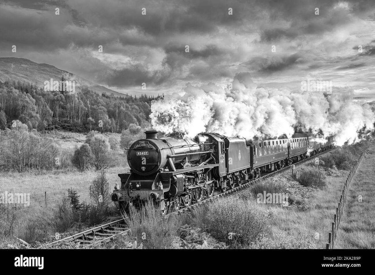 Avvicinandosi al tunnel della stazione di Bleadale sulla linea da Fort William a Mallaig diretta dal treno a vapore LMS Classe 5MT 4-6-0 45407 il Lancashire Fusilier Foto Stock