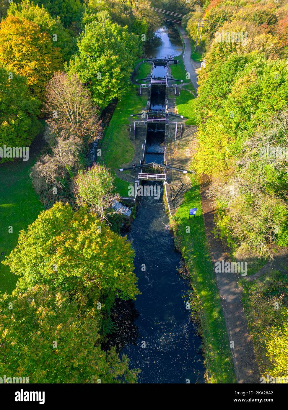 Ripresa aerea verticale di Newlay Locks sul canale di Leeds e Liverpool in un giorno d'autunno. Newlay locks è un blocco scala a tre piani. Foto Stock