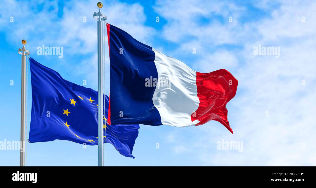 Le bandiere della Francia e dell'Unione europea sventolano al vento in una giornata di sole. Democrazia e politica. Paese europeo. Foto Stock