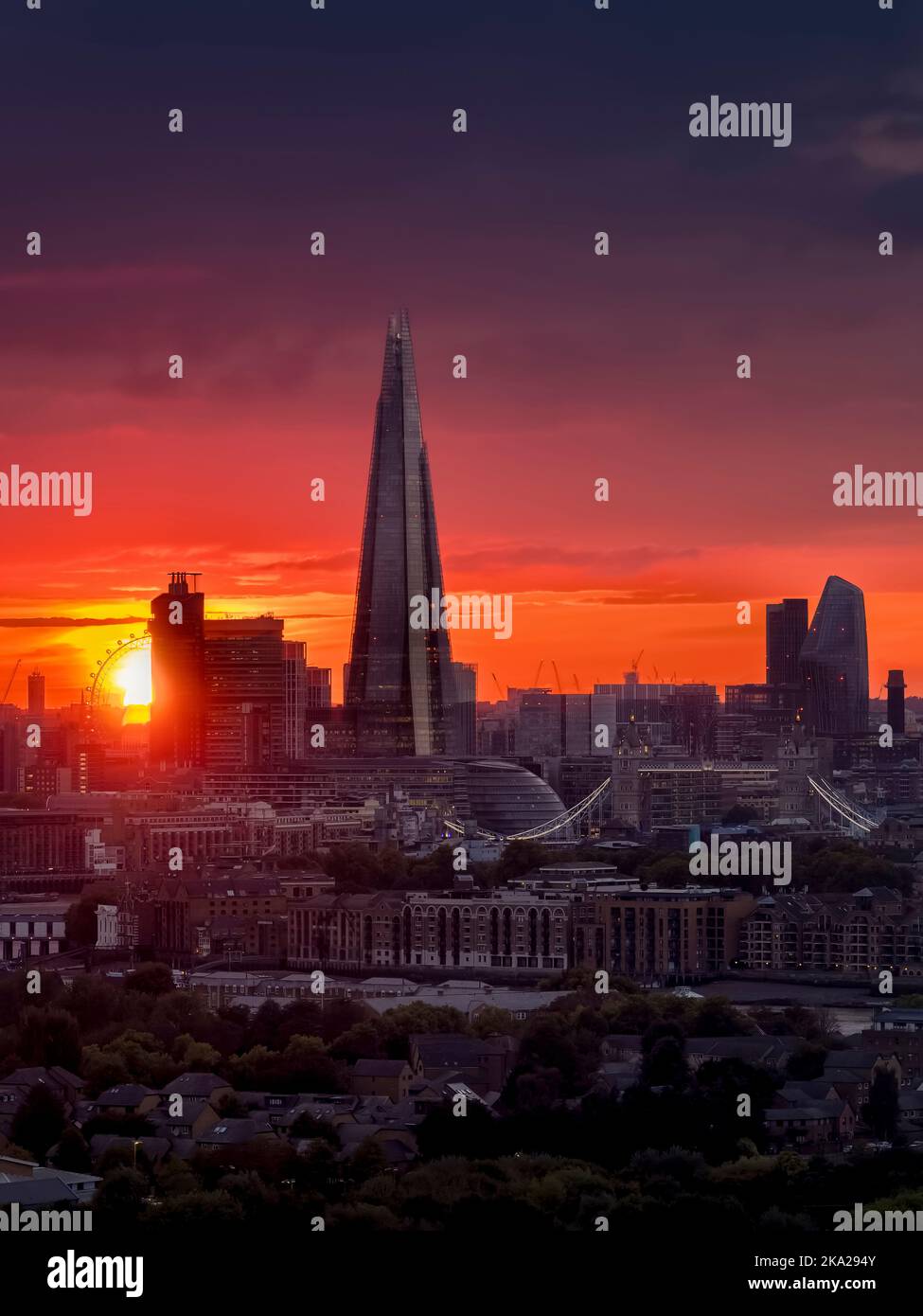 Vista sopraelevata dello skyline di Londra durante un tramonto nuvoloso Foto Stock