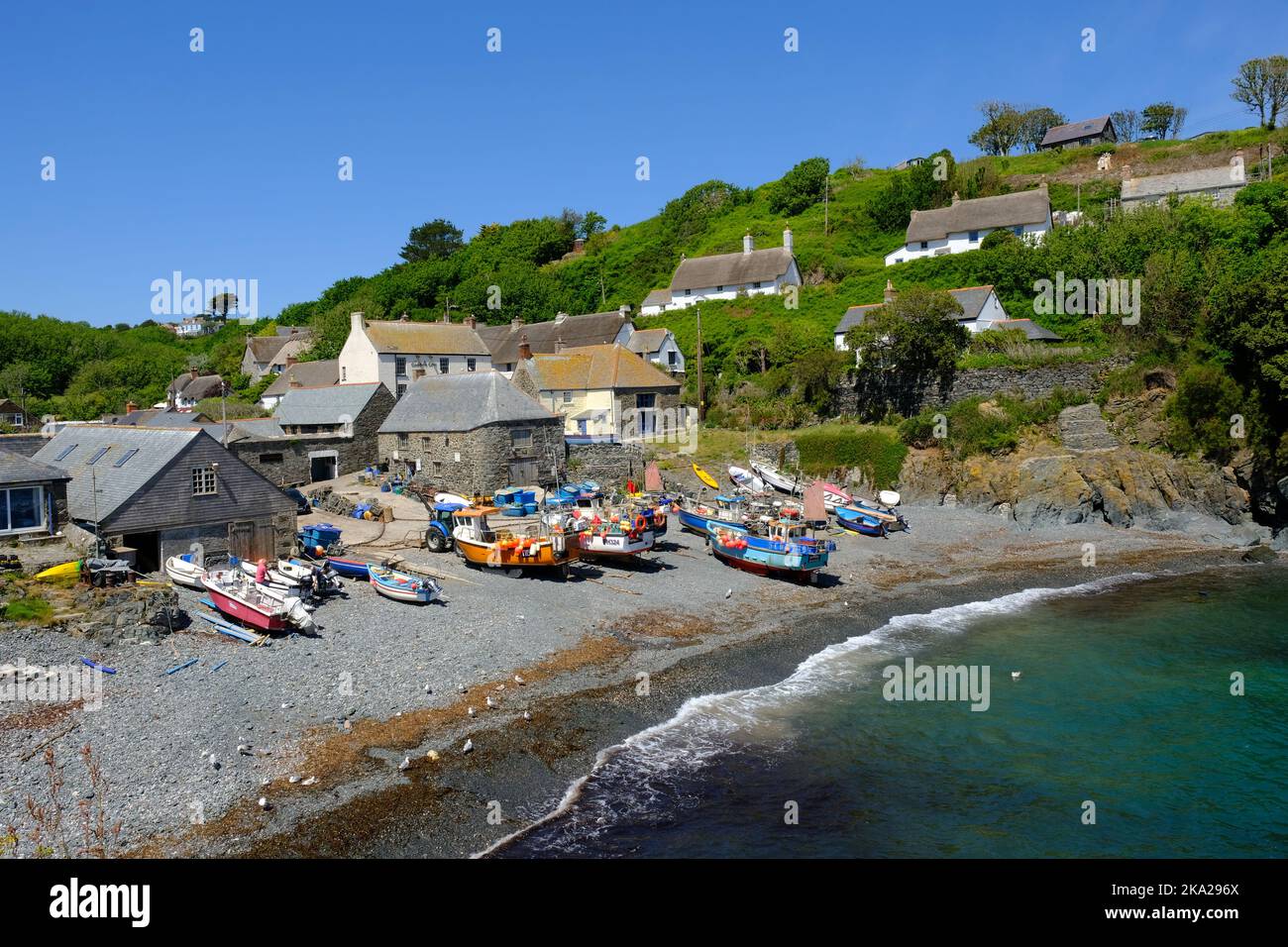 Barche da pesca trasportate sulla spiaggia a Cadgwith, Cornovaglia, Regno Unito - John Gollop Foto Stock