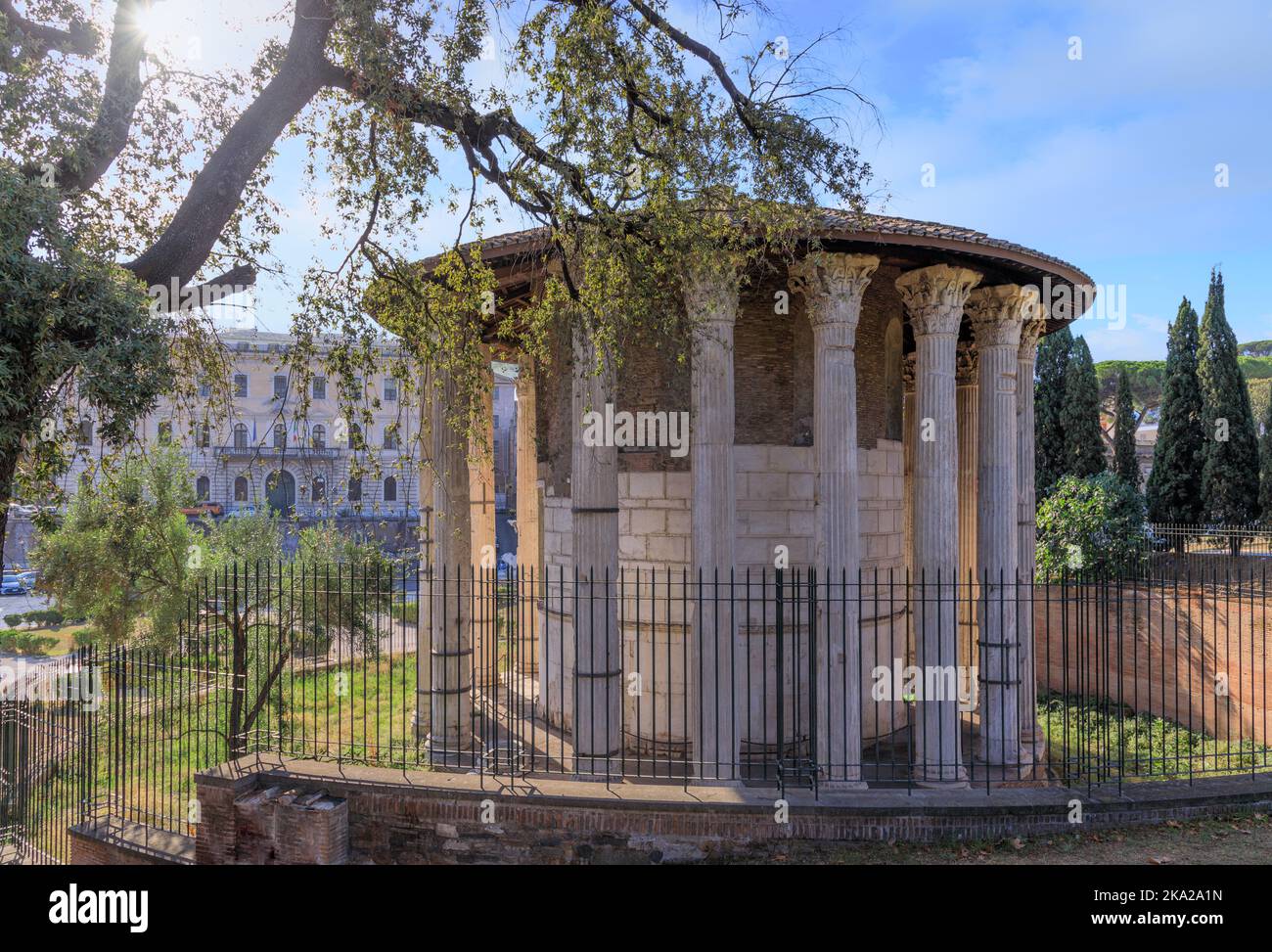 Vista urbana di Roma: Il Tempio circolare di Ercole Vittore nel Forum Boarium, Italia. Foto Stock