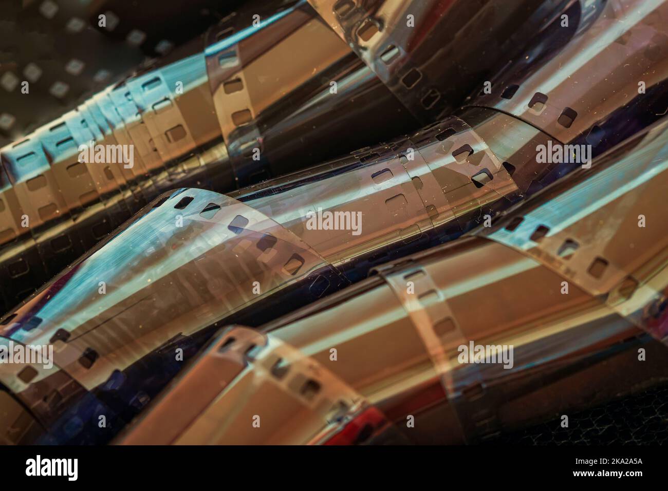 Pellicole fotografiche sporche e invecchiate, rotoli di film, pellicole. Sfondo scuro vintage, stile retrò. Concetto di fotografia, cinema Foto Stock